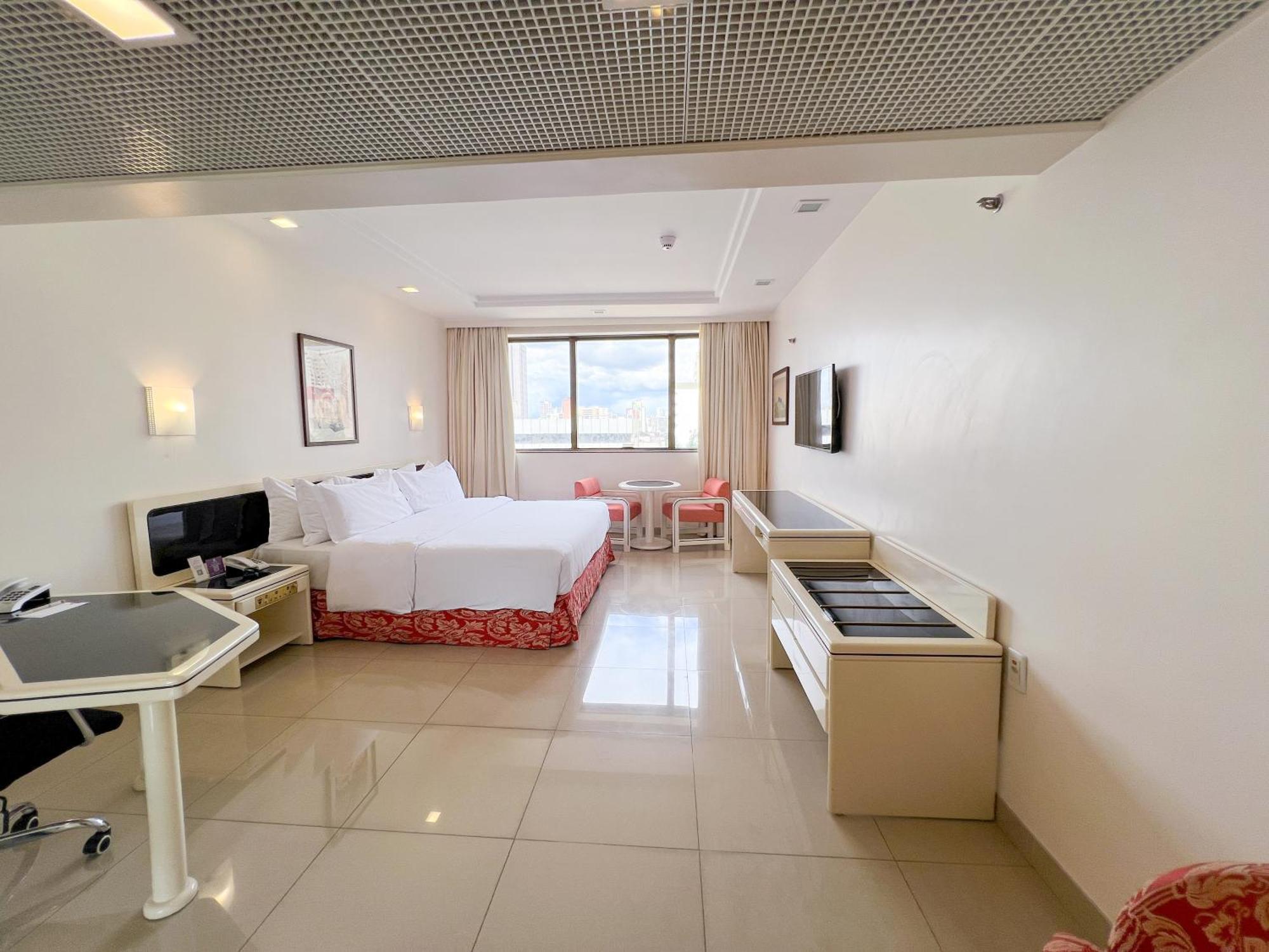 Executive Suite,1499022466:JPEG