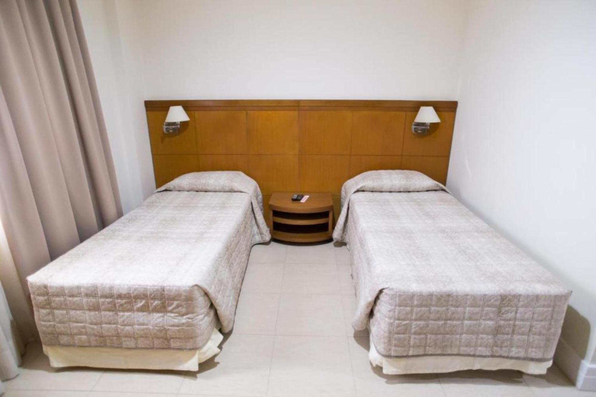 Quarto com 2 Camas de Solteiro