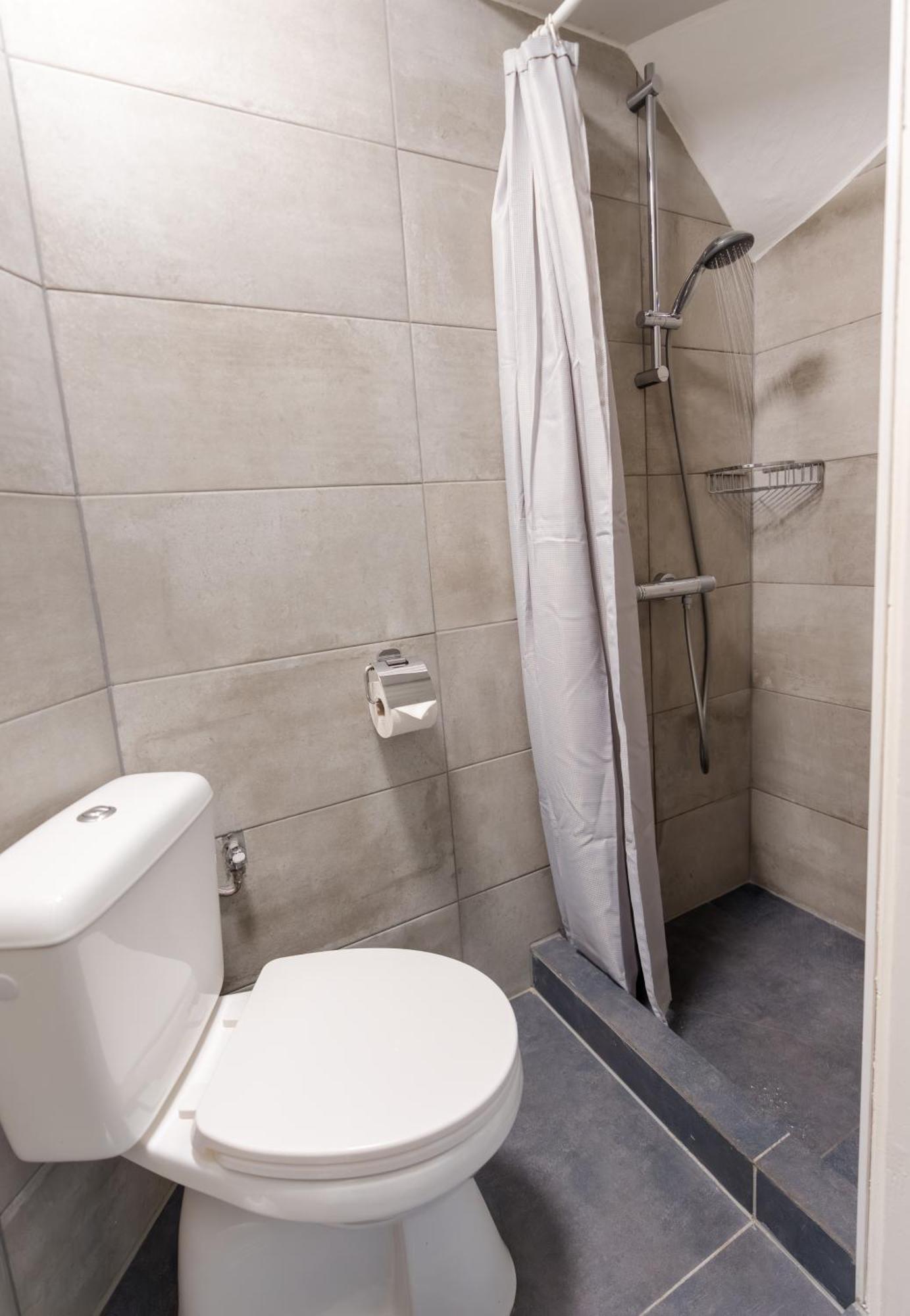 Single Room with Shared Bathroom,1500145579:JPEG