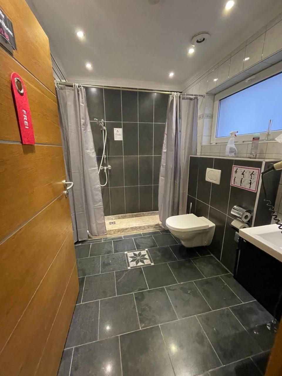 Einzelzimmer mit Gemeinschaftsdusche und -WC