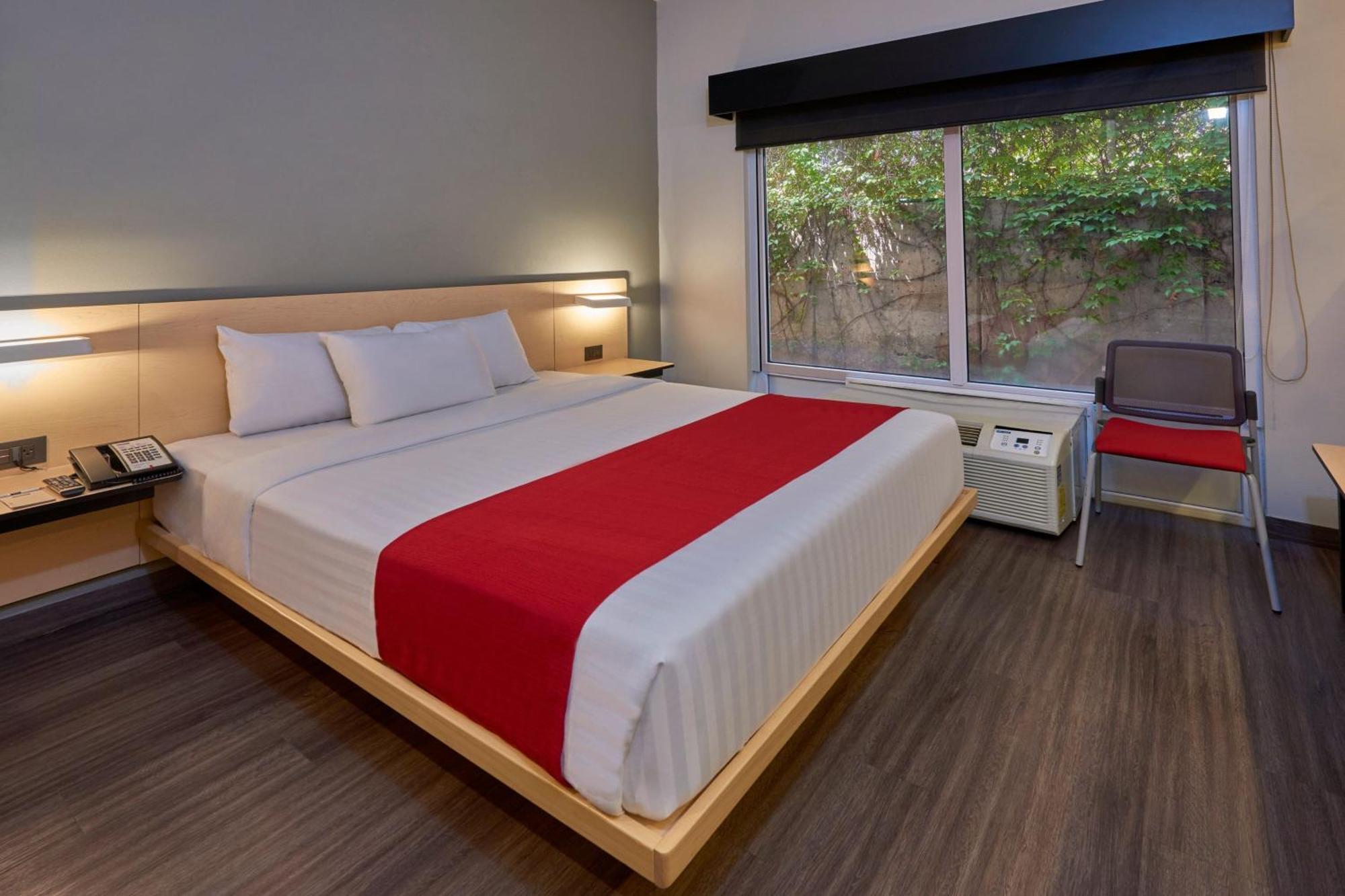 Habitación con cama grande