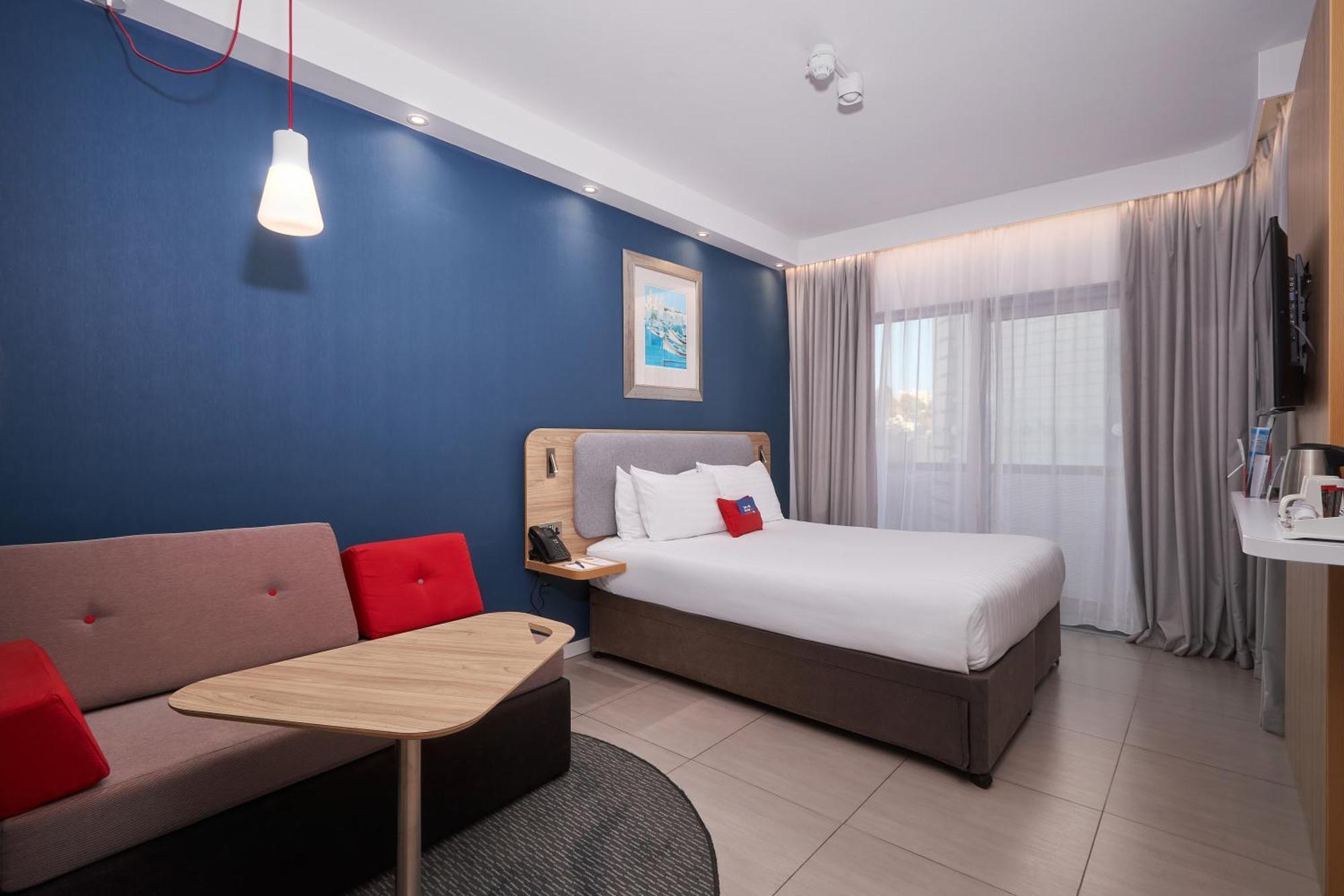 Standard Doppelzimmer mit Schlafsofa und Balkon