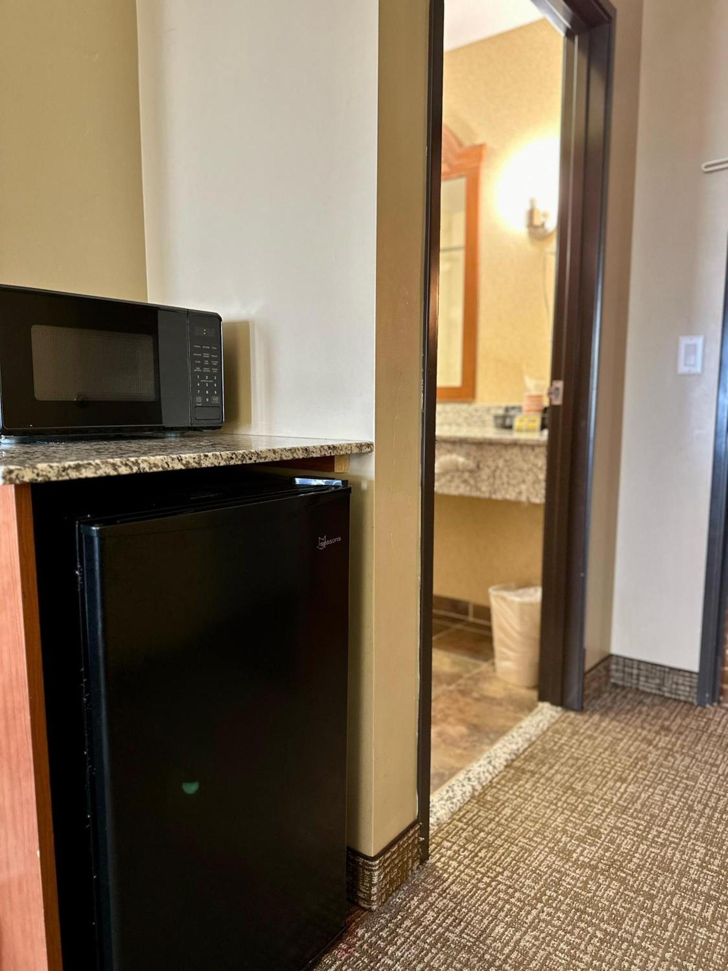Queen Suite with Two Queen Beds - Non-Smoking