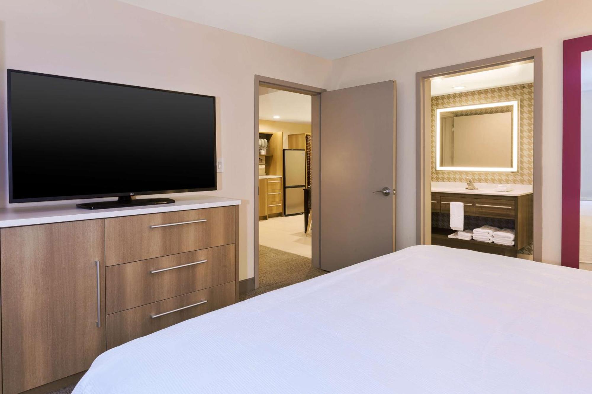 One-Bedroom King Suite - Non-Smoking,1509850612:JPEG