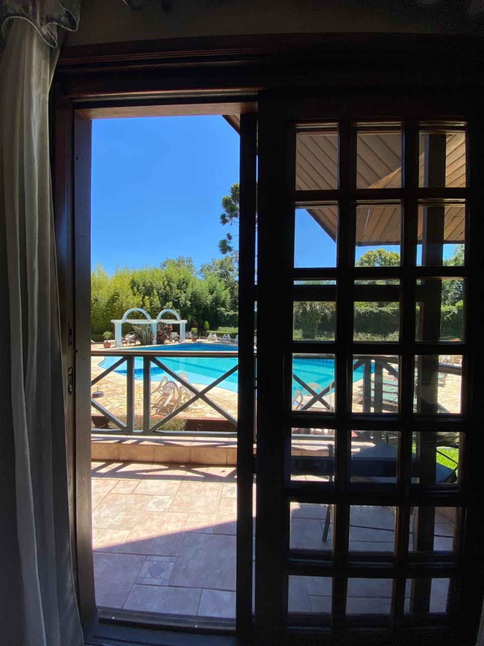 Quarto com 2 Camas de Solteiro e Vista da Piscina