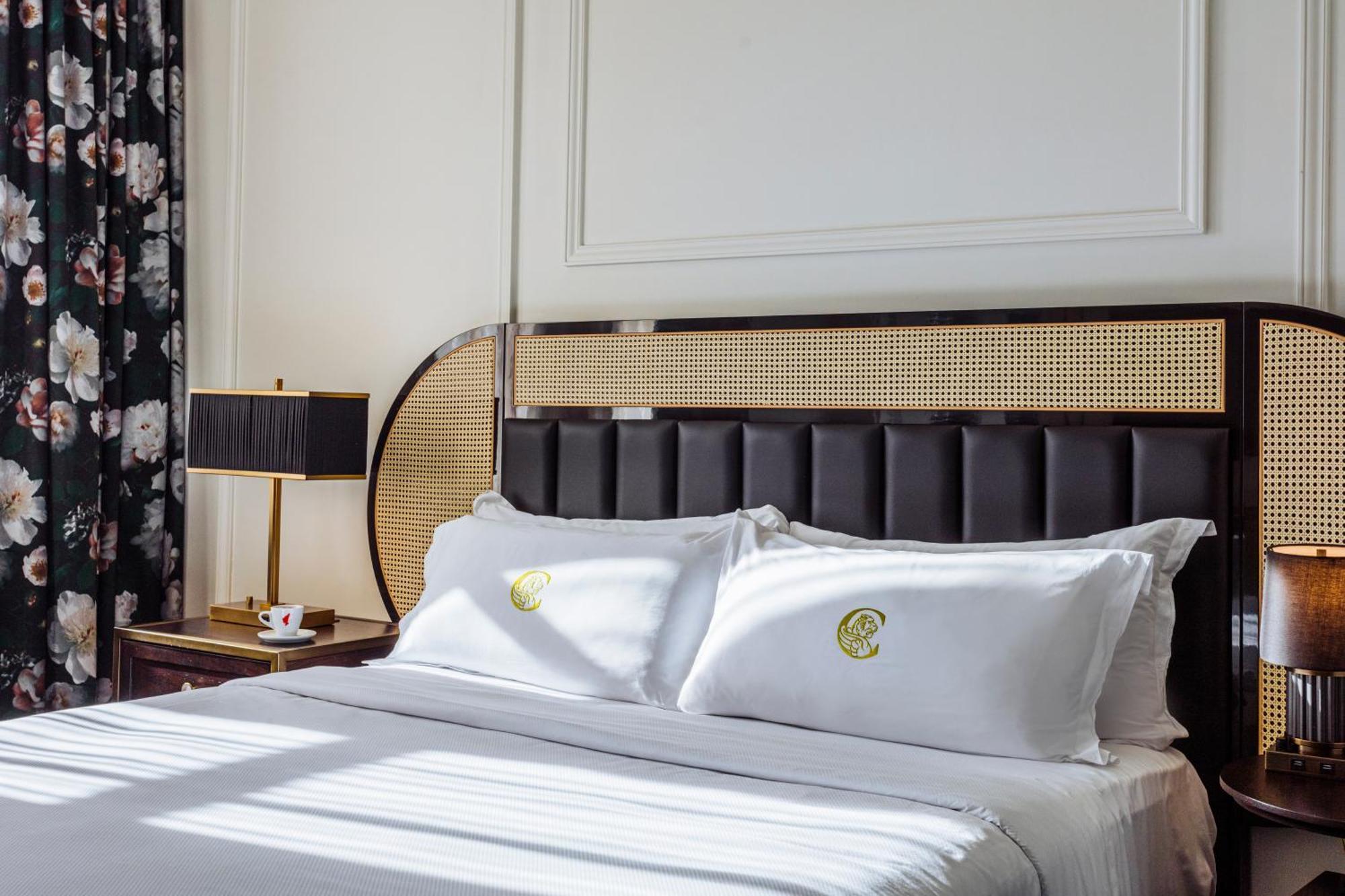 Chambre Lit King-Size avec Douche Accessible en Fauteuil Roulant - Adaptée aux Personnes à Mobilité Réduite