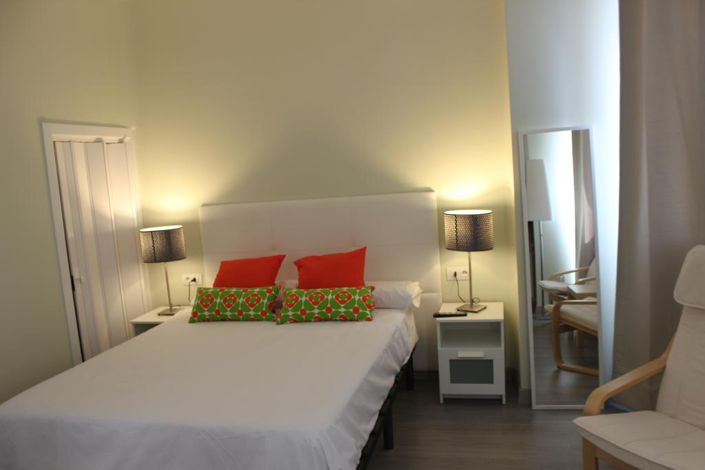Habitación con cama grande