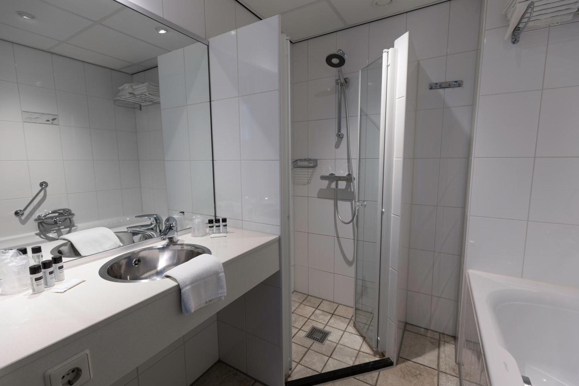 Double Room with Balcony (No Pets),1516384426:JPEG