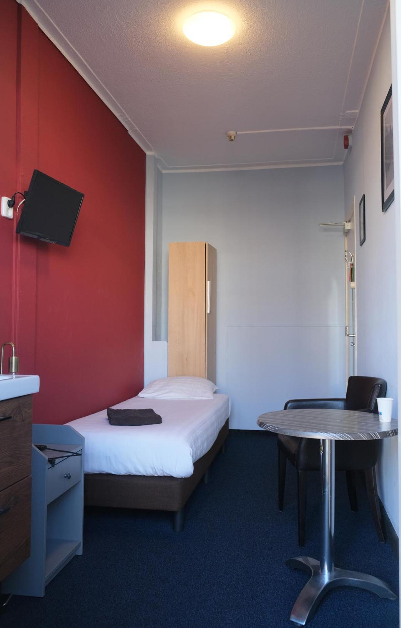 Single Room with Shared Bathroom,1516401097:JPEG