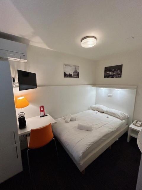 Chambre Simple Souterraine (Lit de 120 cm) - Toilettes Communes