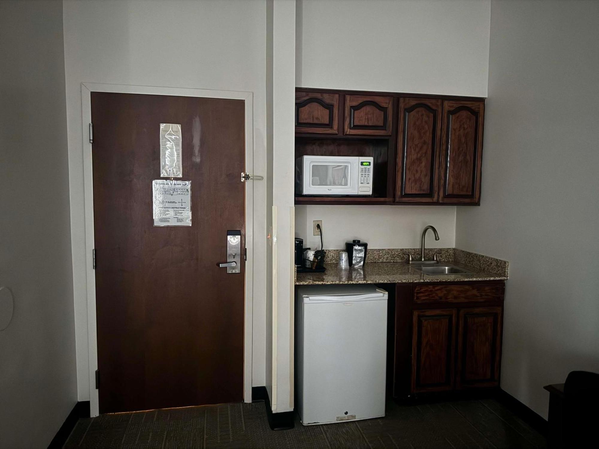 Queen Room with Kitchenette - Non-Smoking