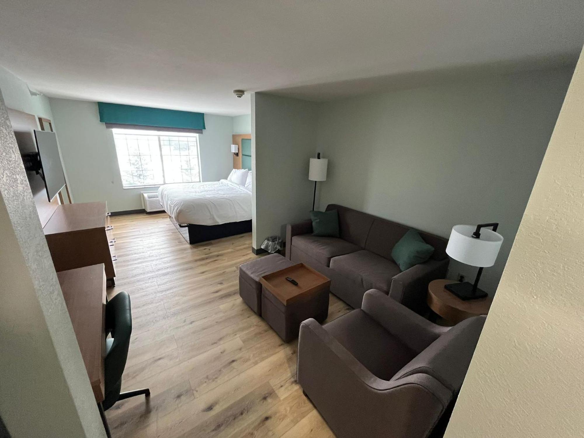 King Suite with Hearing Access and Bathtub with Grab Bars, Non-Smoking