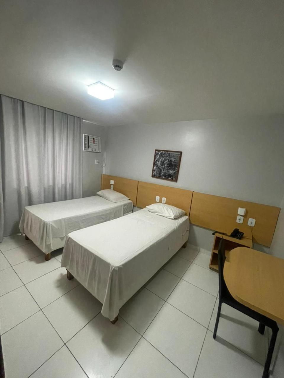 Quarto com 2 Camas de Solteiro e Vista do Mar