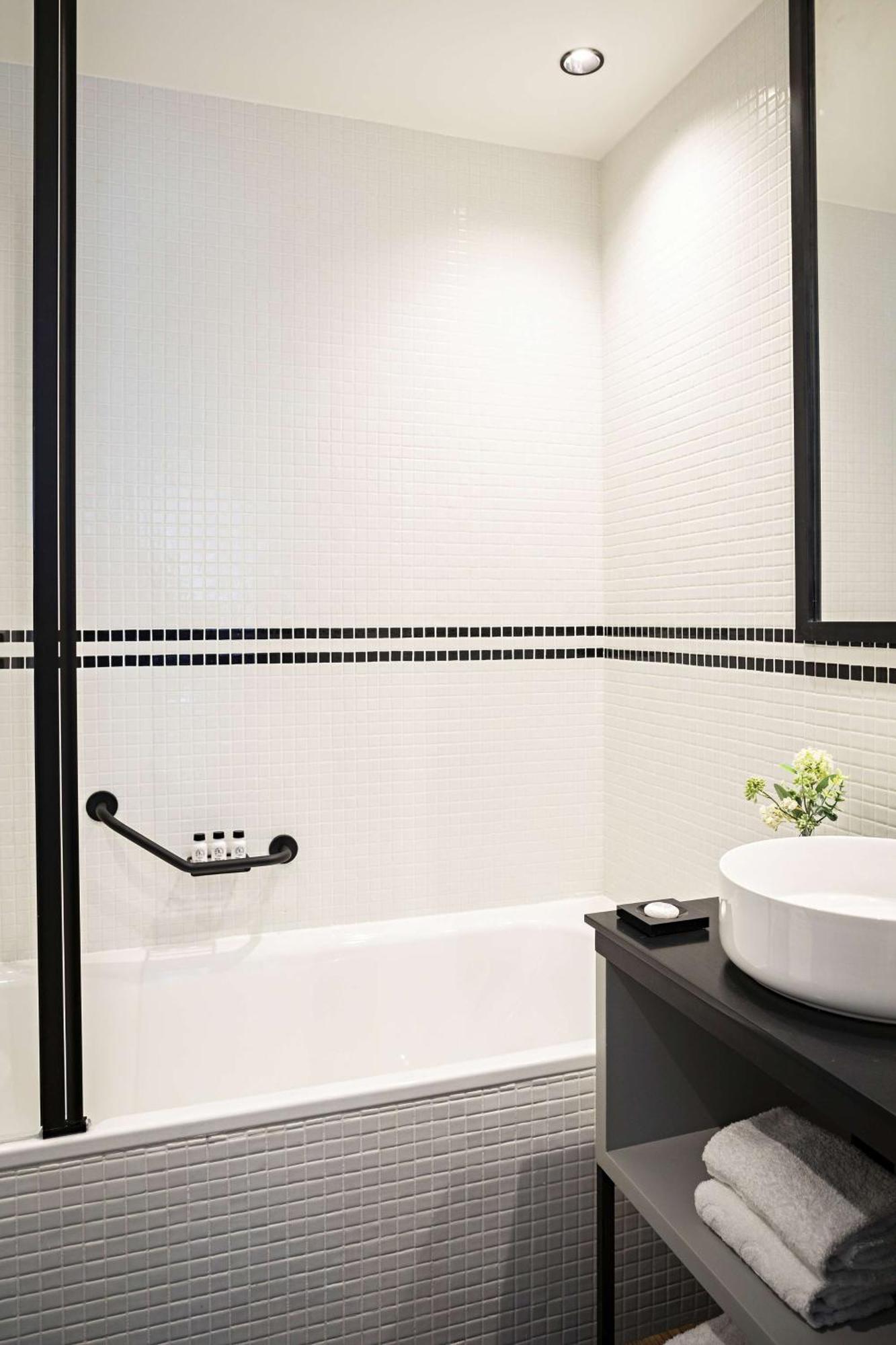 Executive King Room Bathtub,1527976978:JPEG