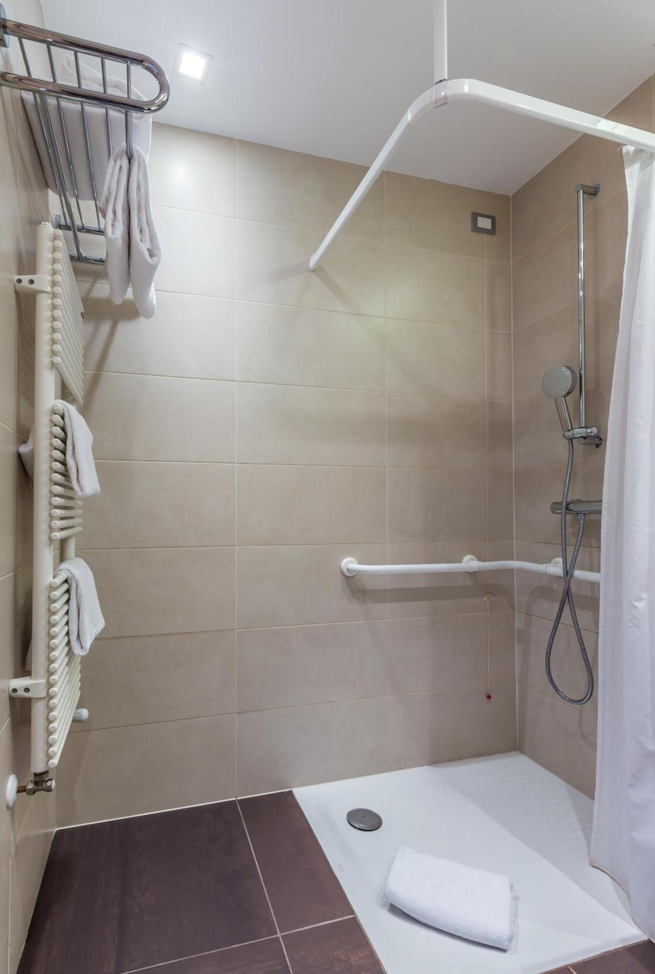 Chambre Lit King-Size - Accessible aux Personnes à Mobilité Réduite