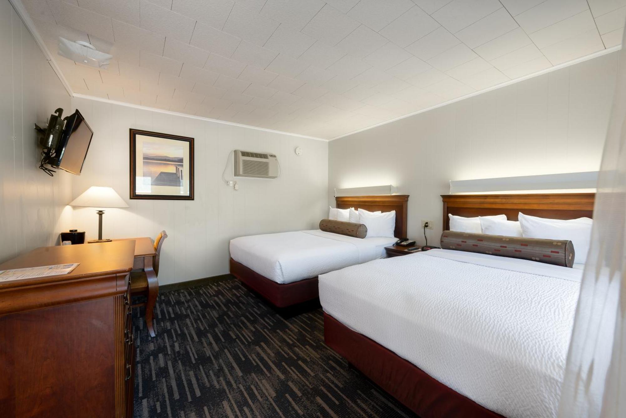 Center Room Queen Double Bed Front of the Building,1528920445:JPEG