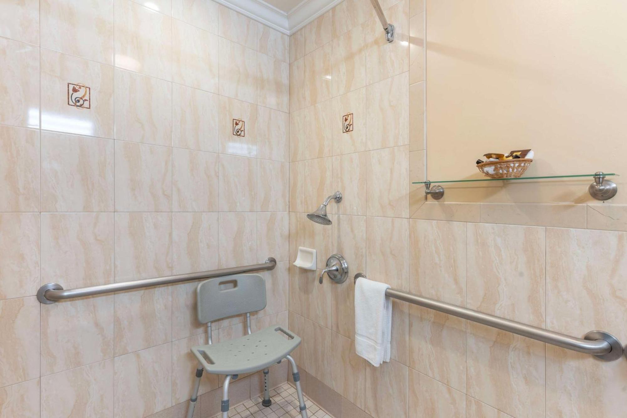 Zimmer mit Kingsize-Bett und rollstuhlgerechter Dusche - barrierefrei/Nichtraucher