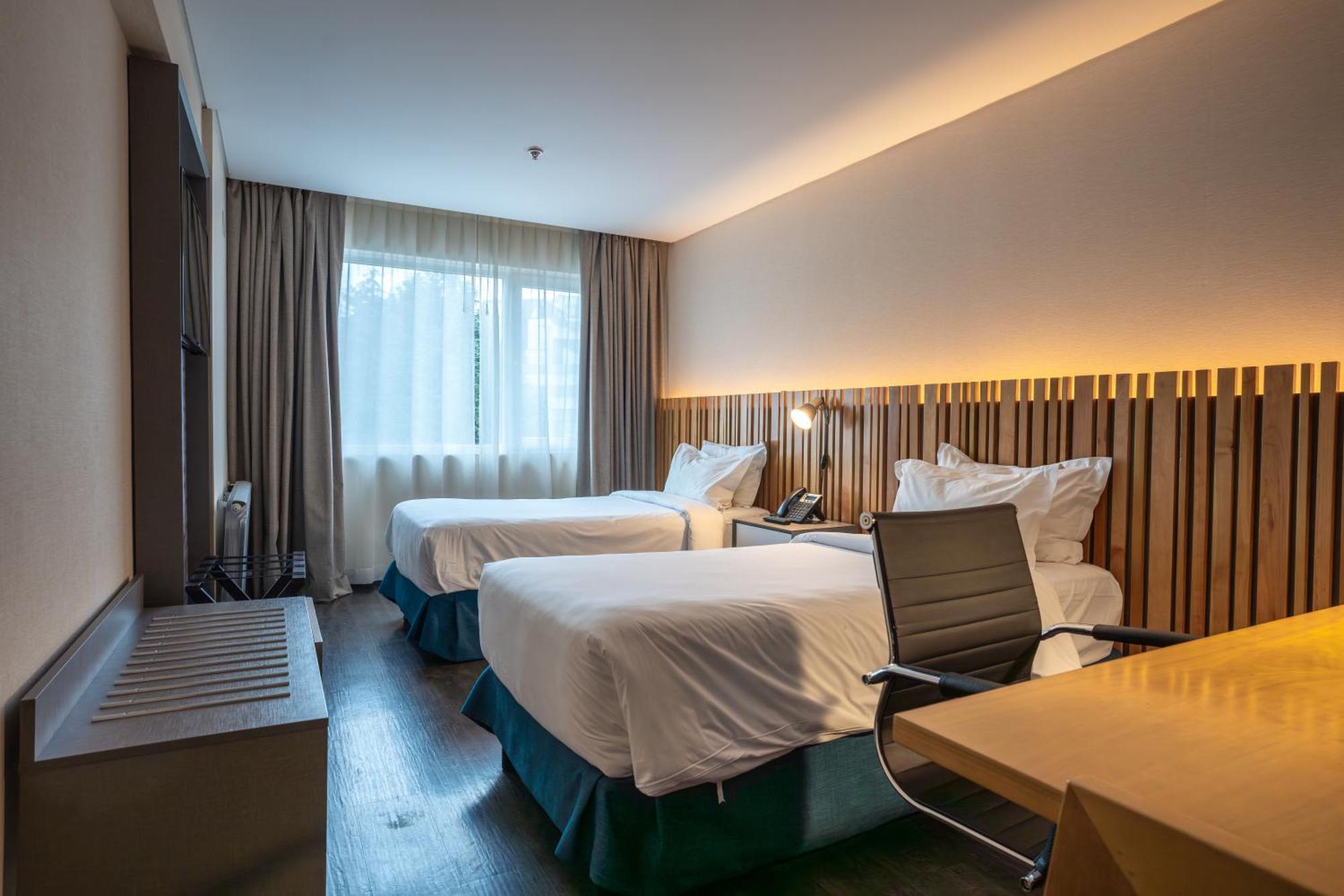Quarto com 2 Camas de Solteiro e Vista da Cidade