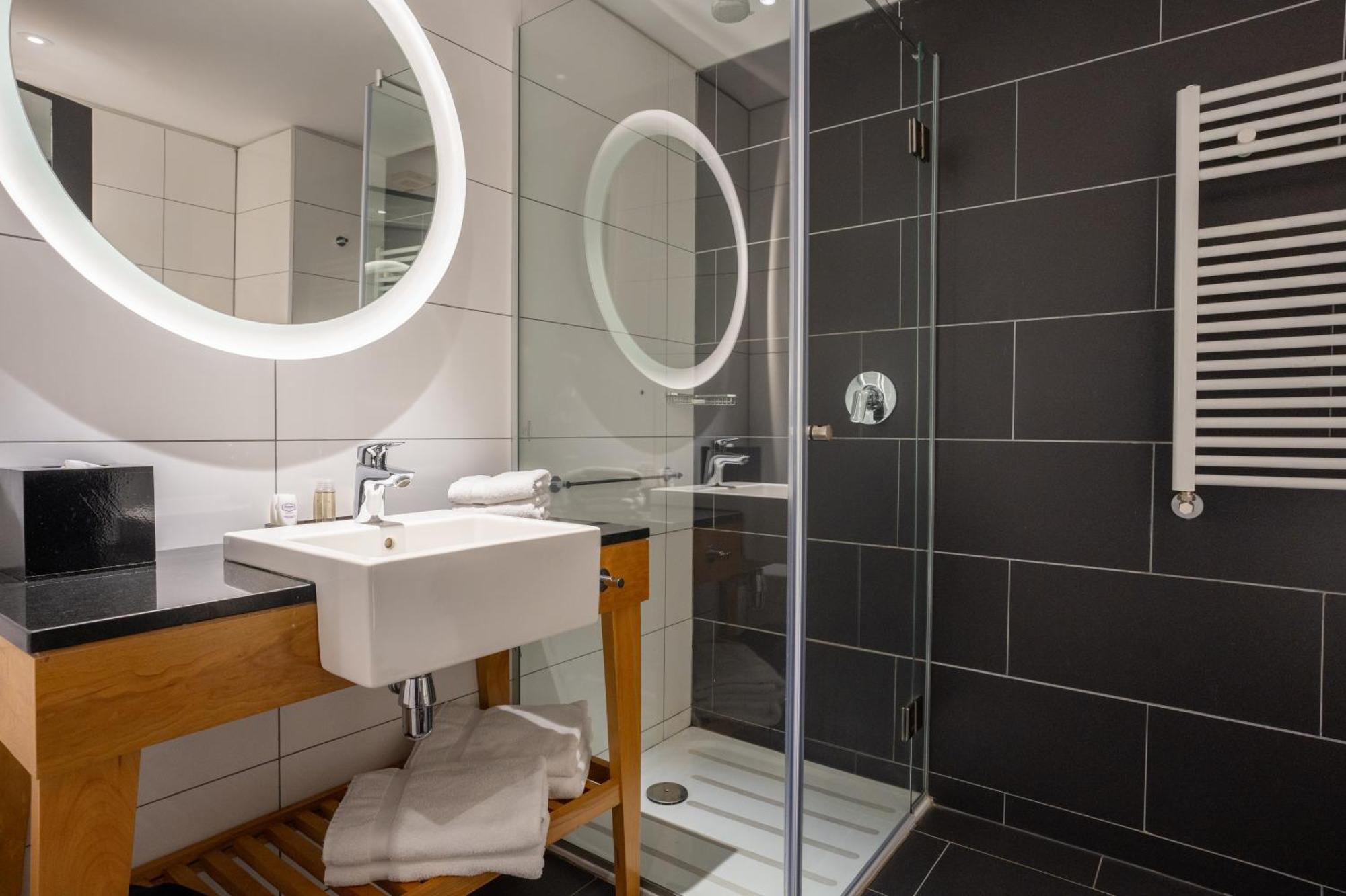 Quarto com Cama King-size e Vista do Lago