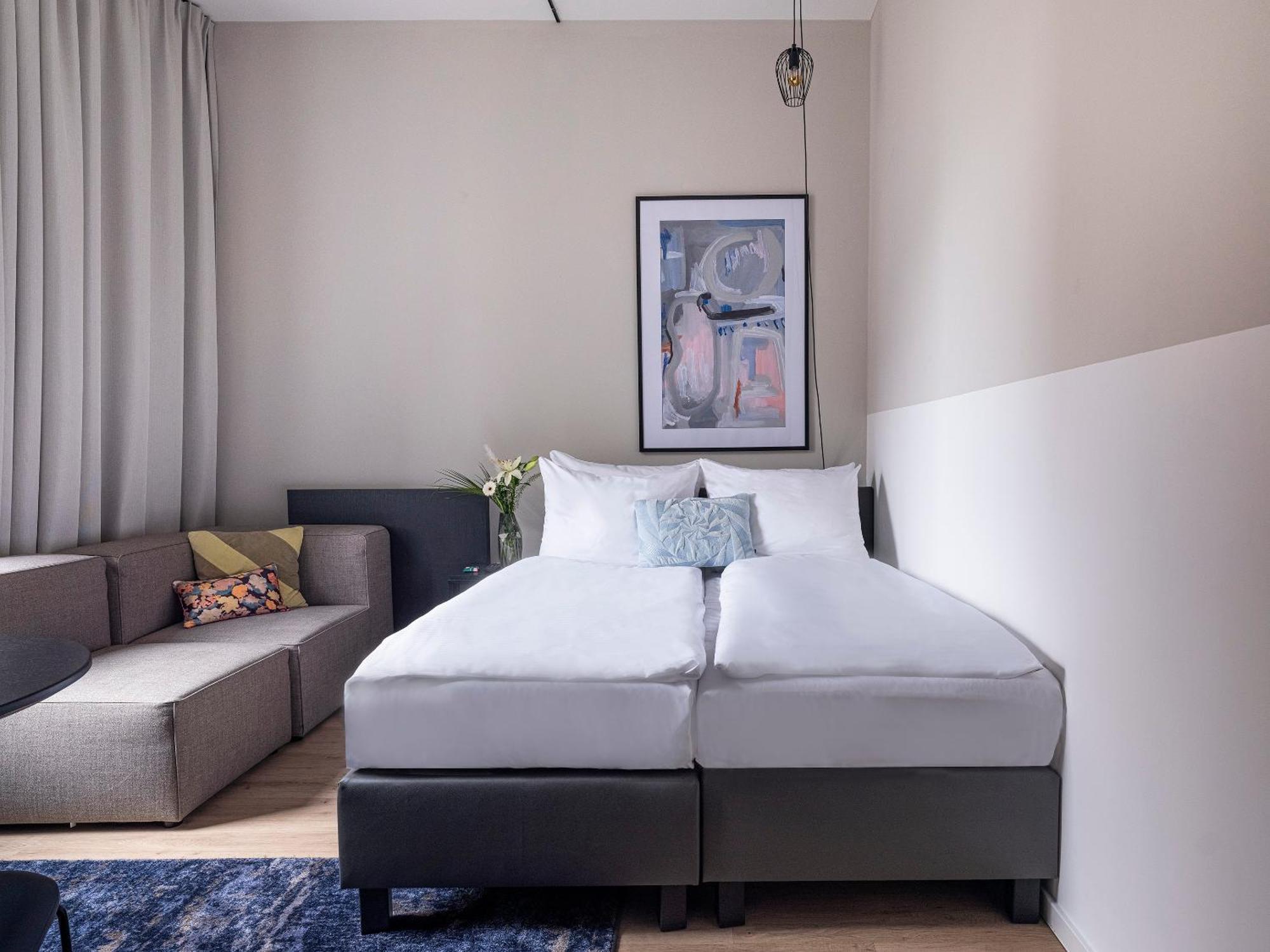 El estudio es amplio e incluye zona de cocina, 2 camas individuales y acceso por las escaleras