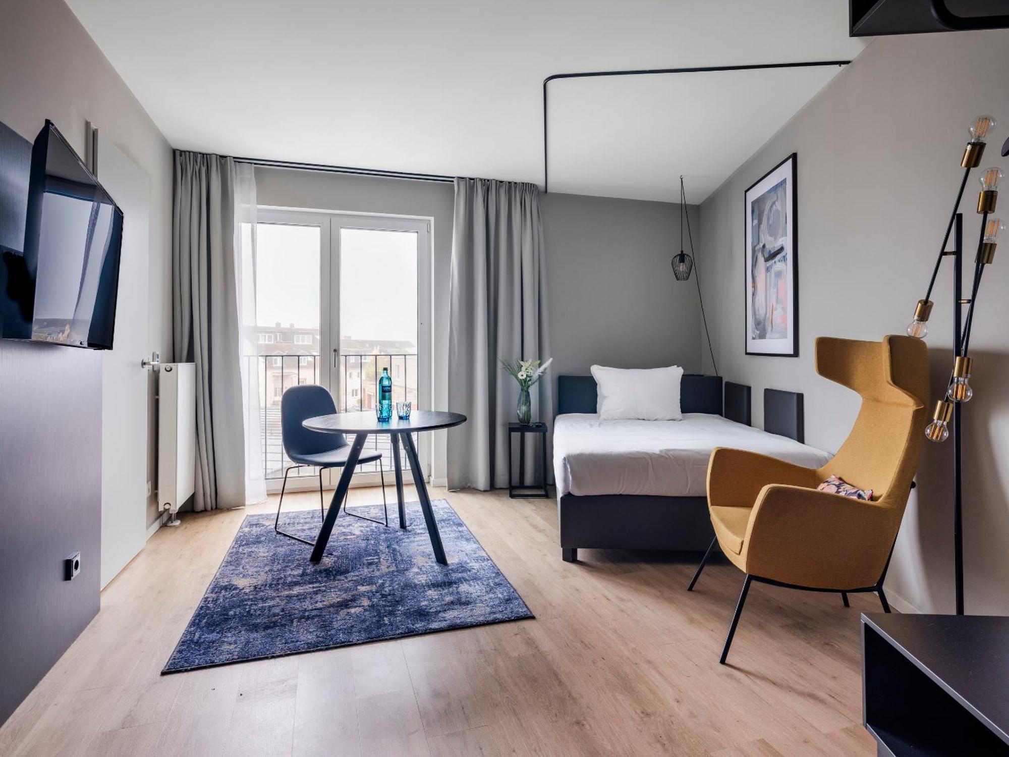 Estudio mediano con zona de cocina y cama individual - Acceso al ascensor