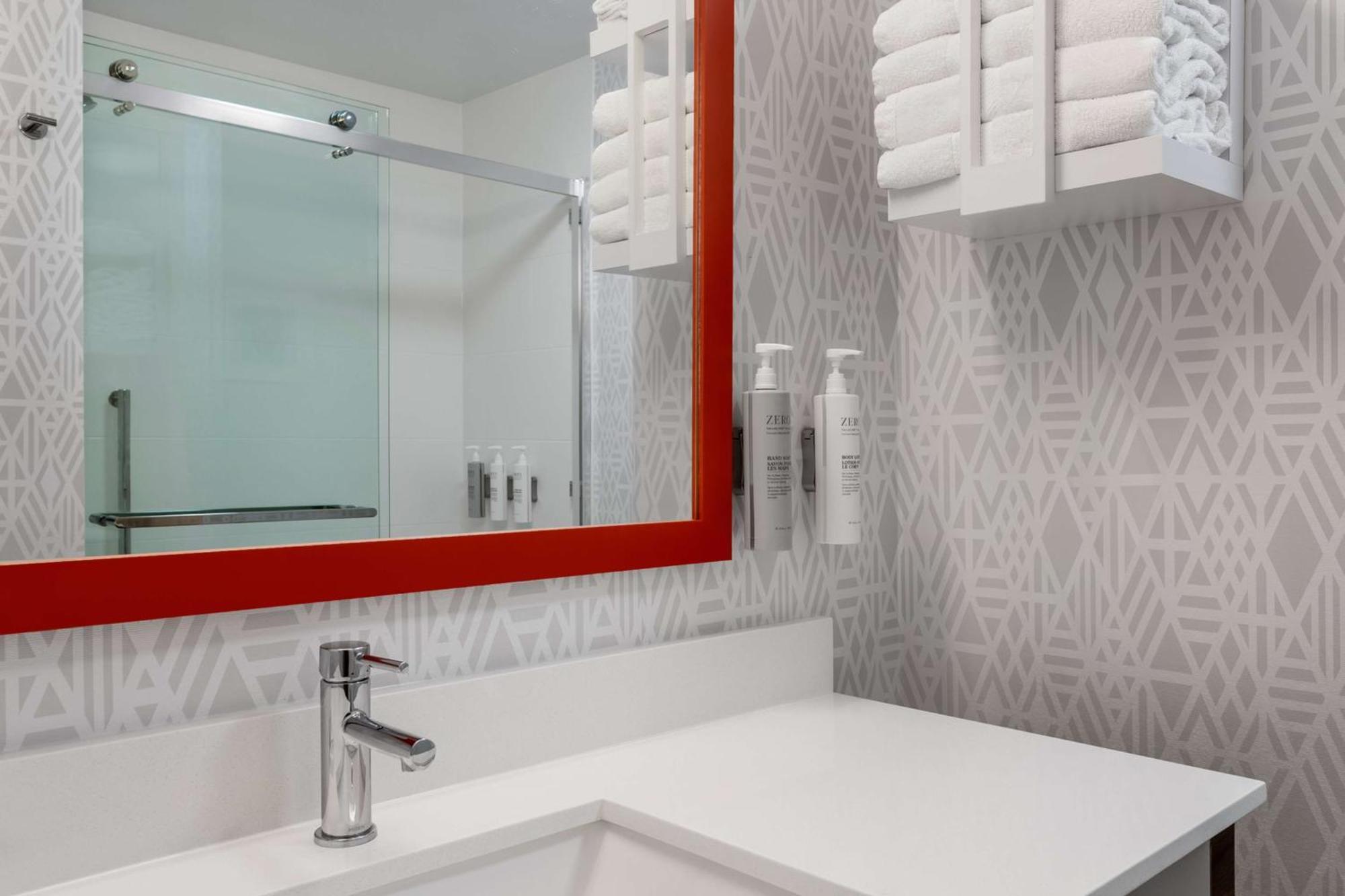 King Room with Shower - Non-Smoking