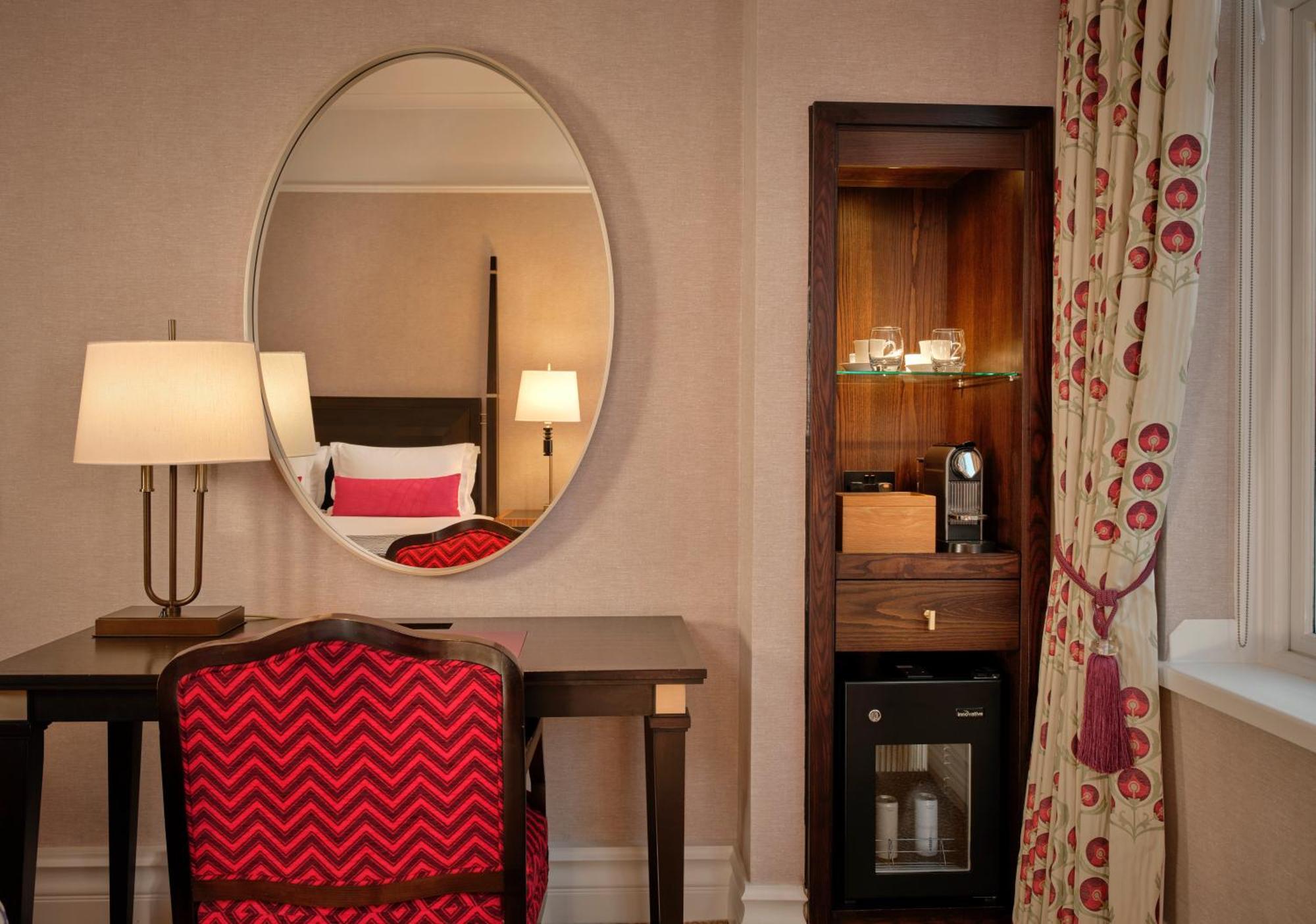 Executive Larger Guest room 1 King,1535651125:JPEG
