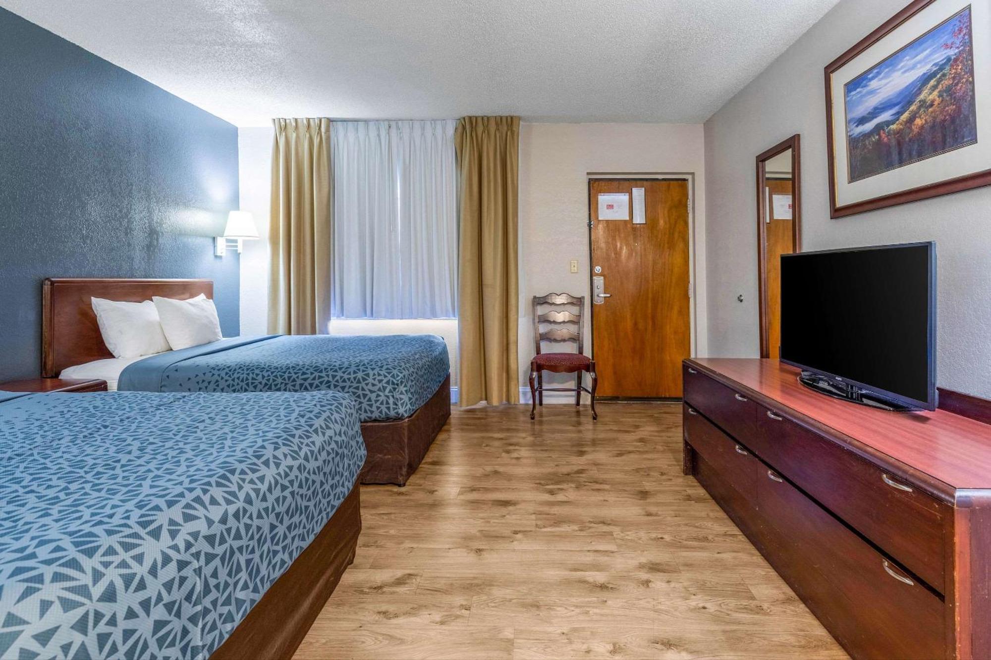 Queen Room with Two Queen Beds with River View- Non-Smoking,1536254785:JPEG