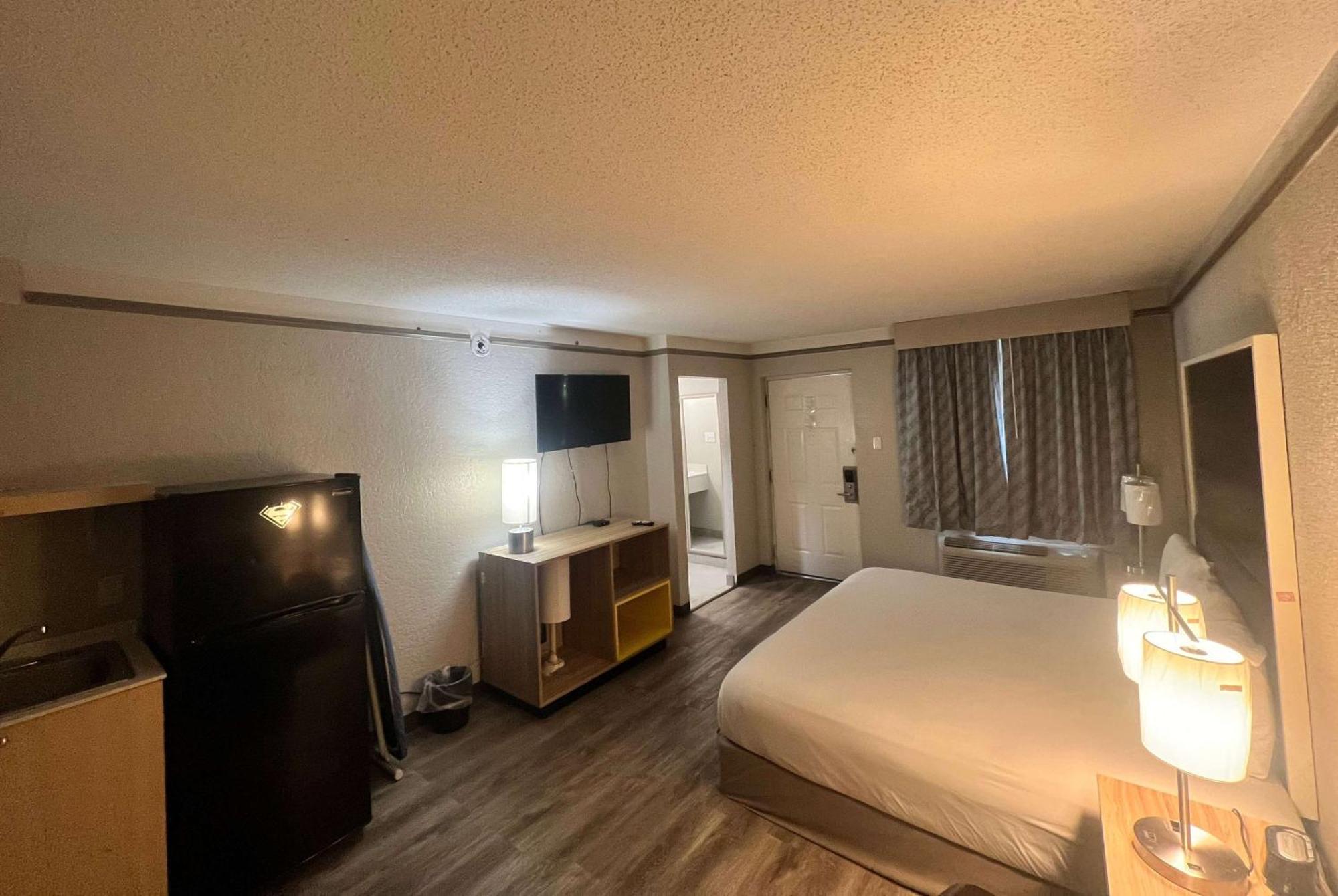 King Room - Non-Smoking