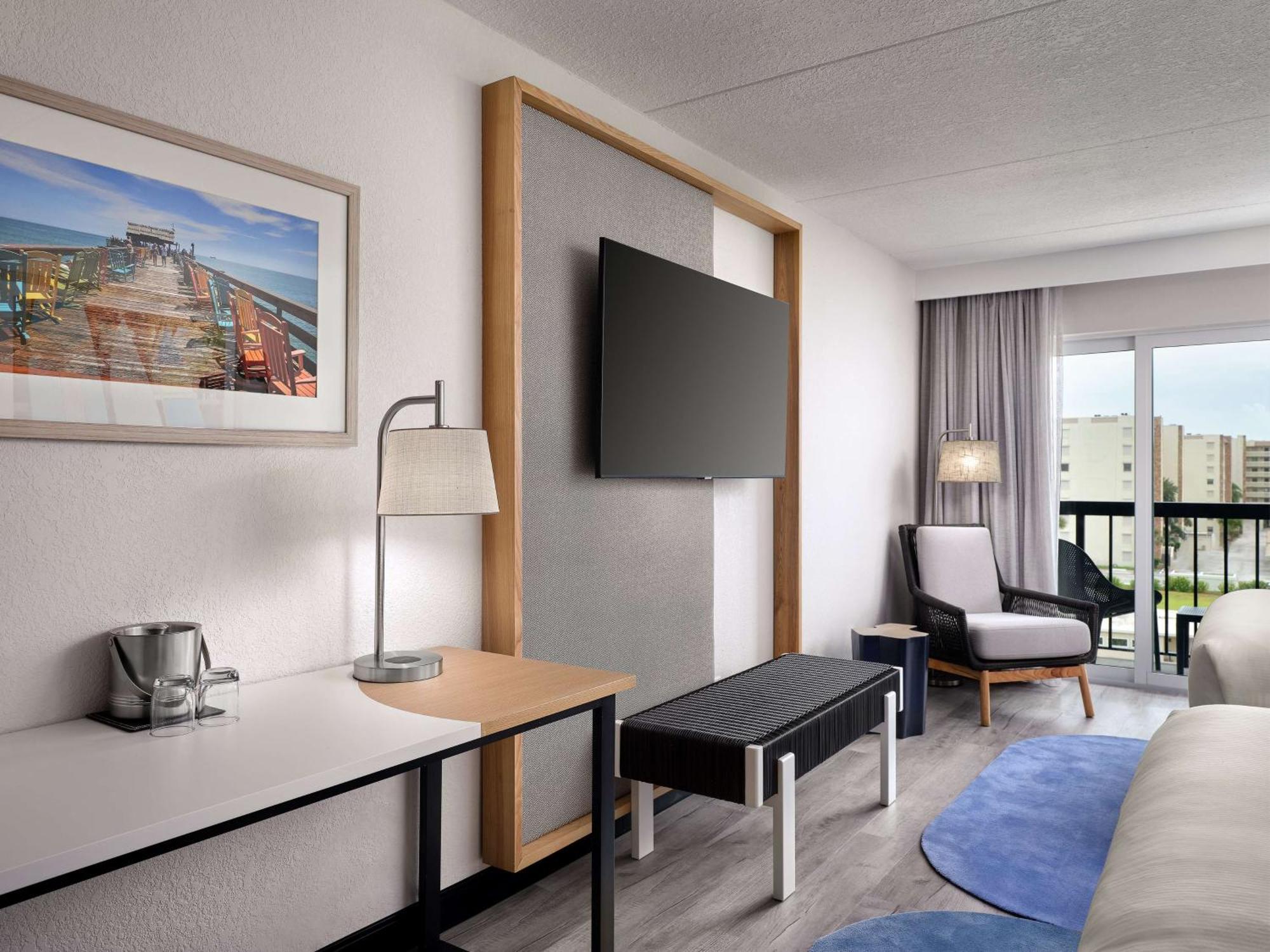 Queen Room with Partial View - Non Smoking