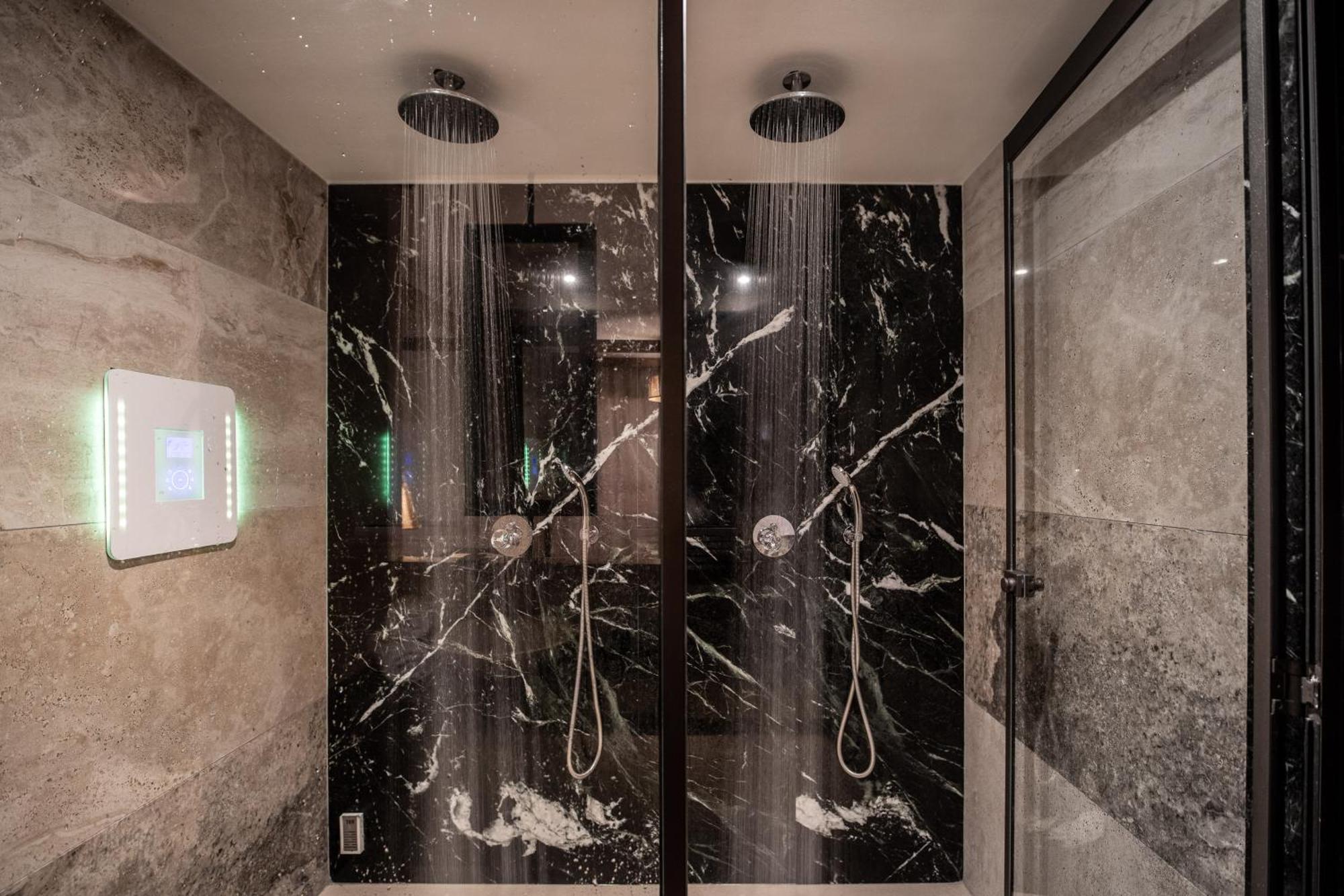 Premium Zimmer mit Dampfbad und Poolblick
