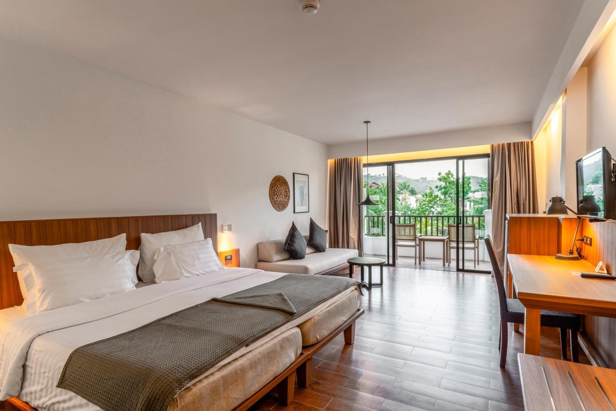Grand Deluxe Pool View Room