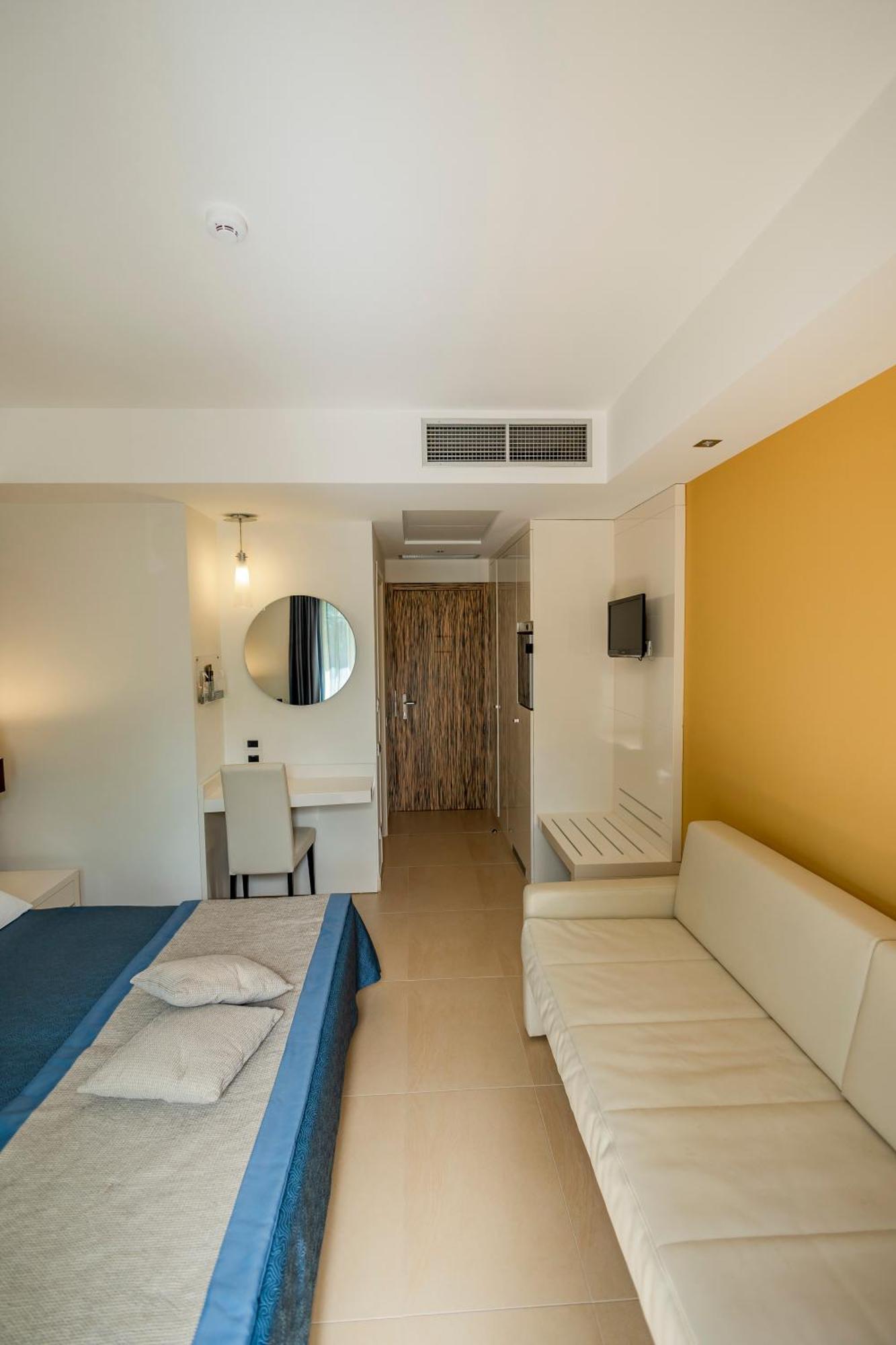 Classic Triple Room with Balcony,1538401360:JPEG
