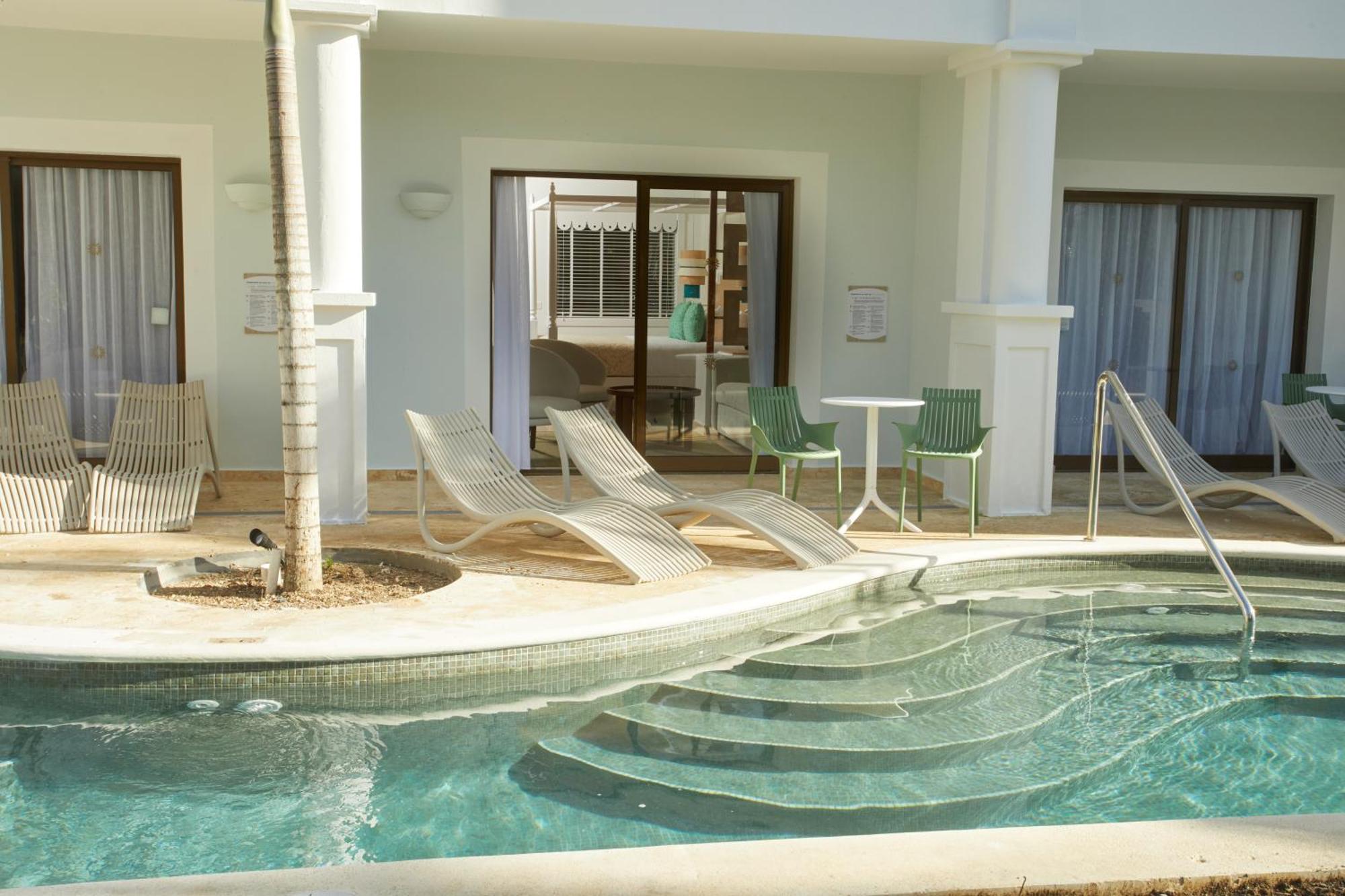 Junior Suite Deluxe Swim Up (1 Adult),1538535412:JPEG