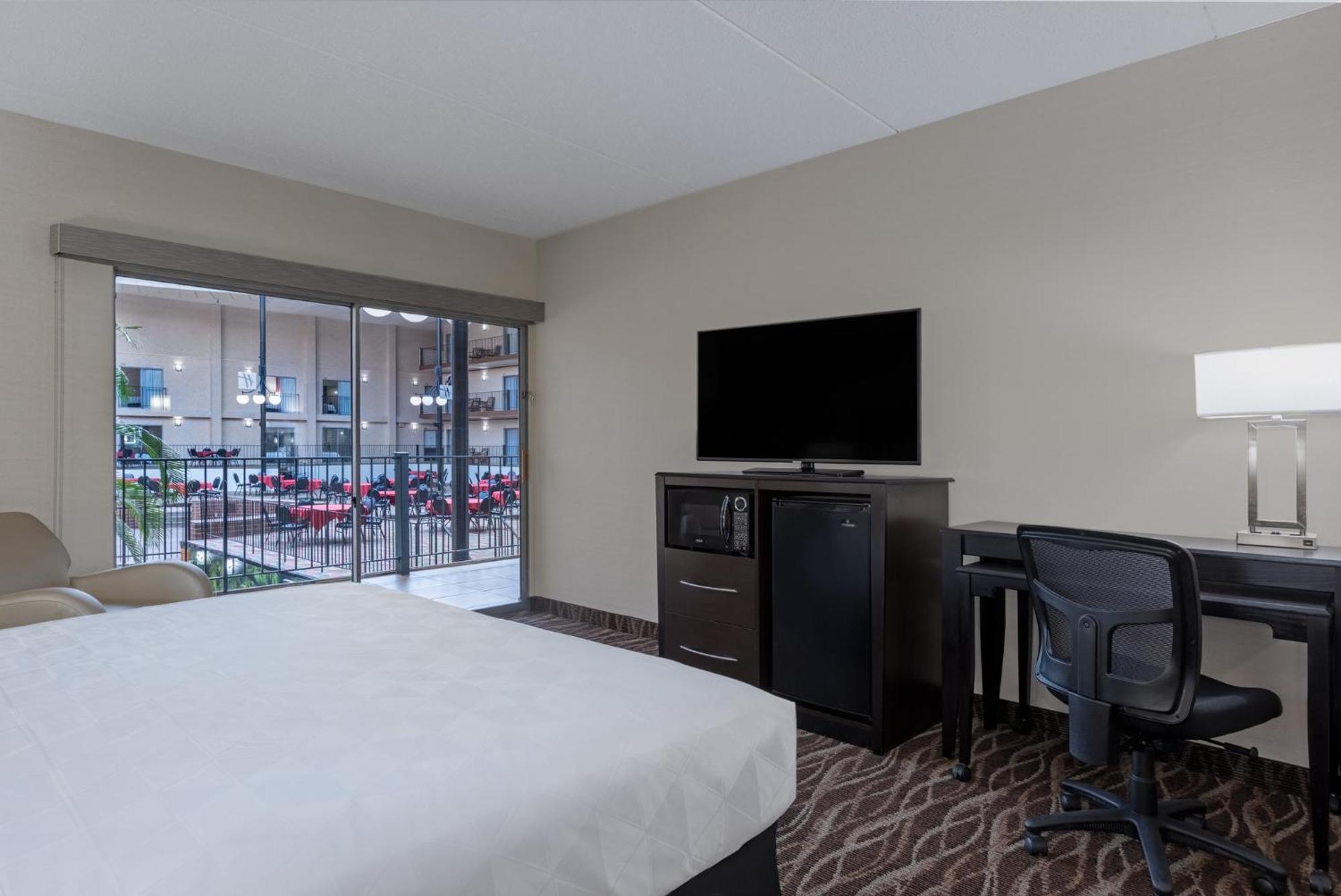 Standard King Room with Atrium View