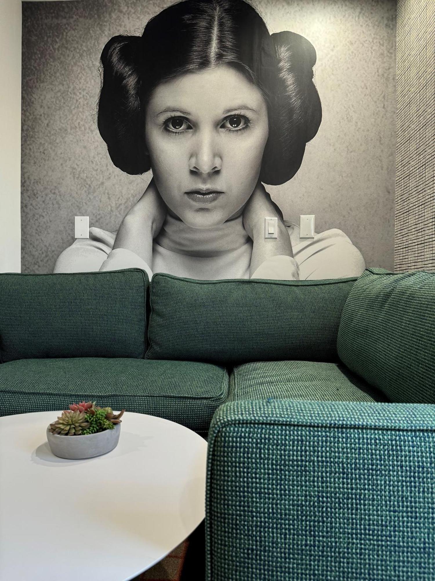 Alojamiento Star Wars con cama extragrande y vistas al letrero