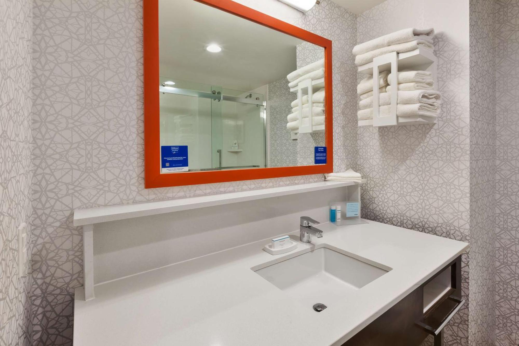 Queen Room with Bath Tub - Mobility Access/Non-Smoking