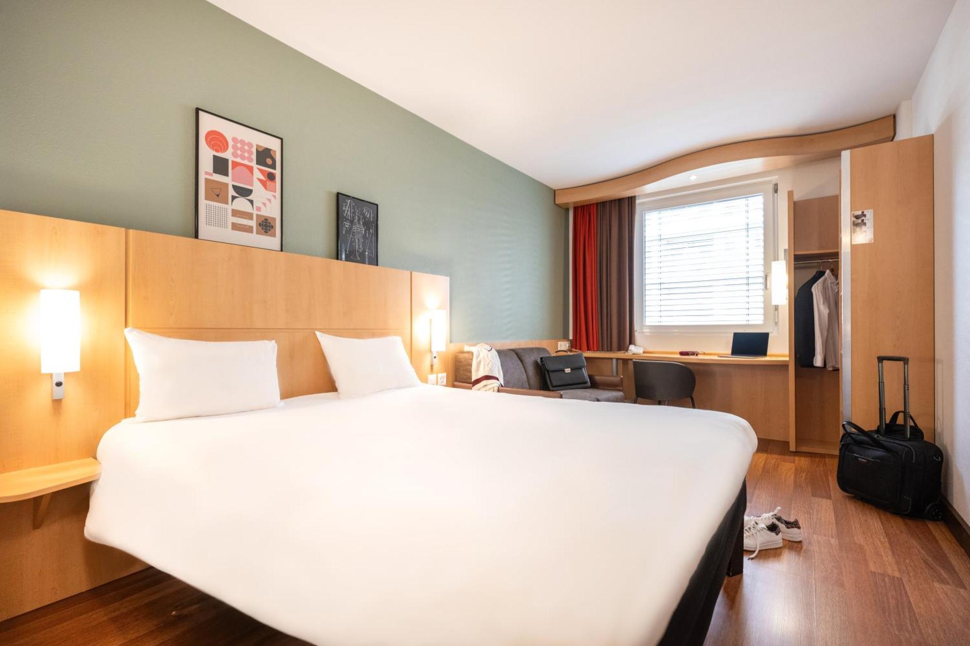 Standard Room with One Queen Bed and Two Single Beds,1540498297:JPEG