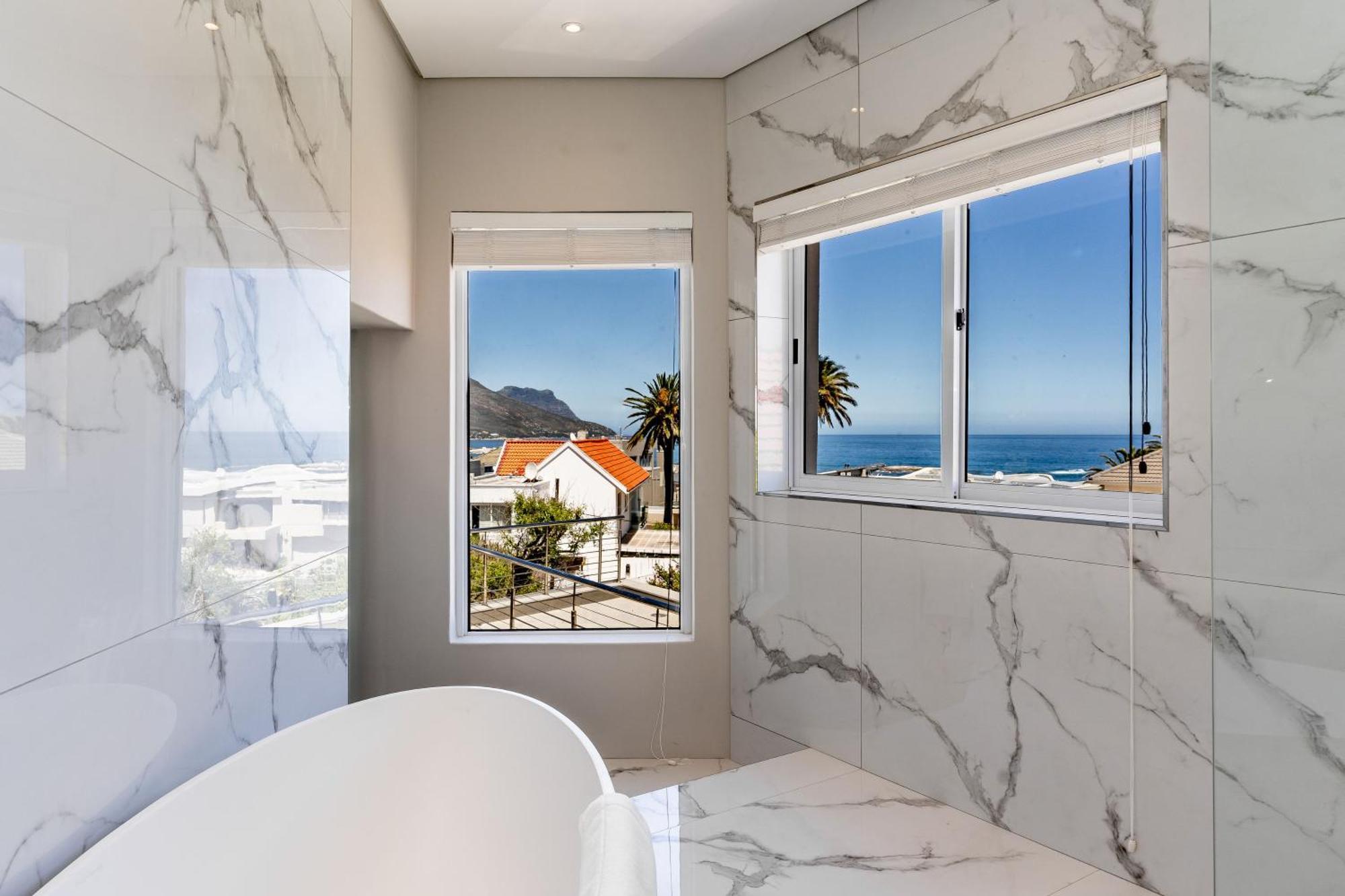Deluxe tweepersoonskamer met balkon en uitzicht op zee