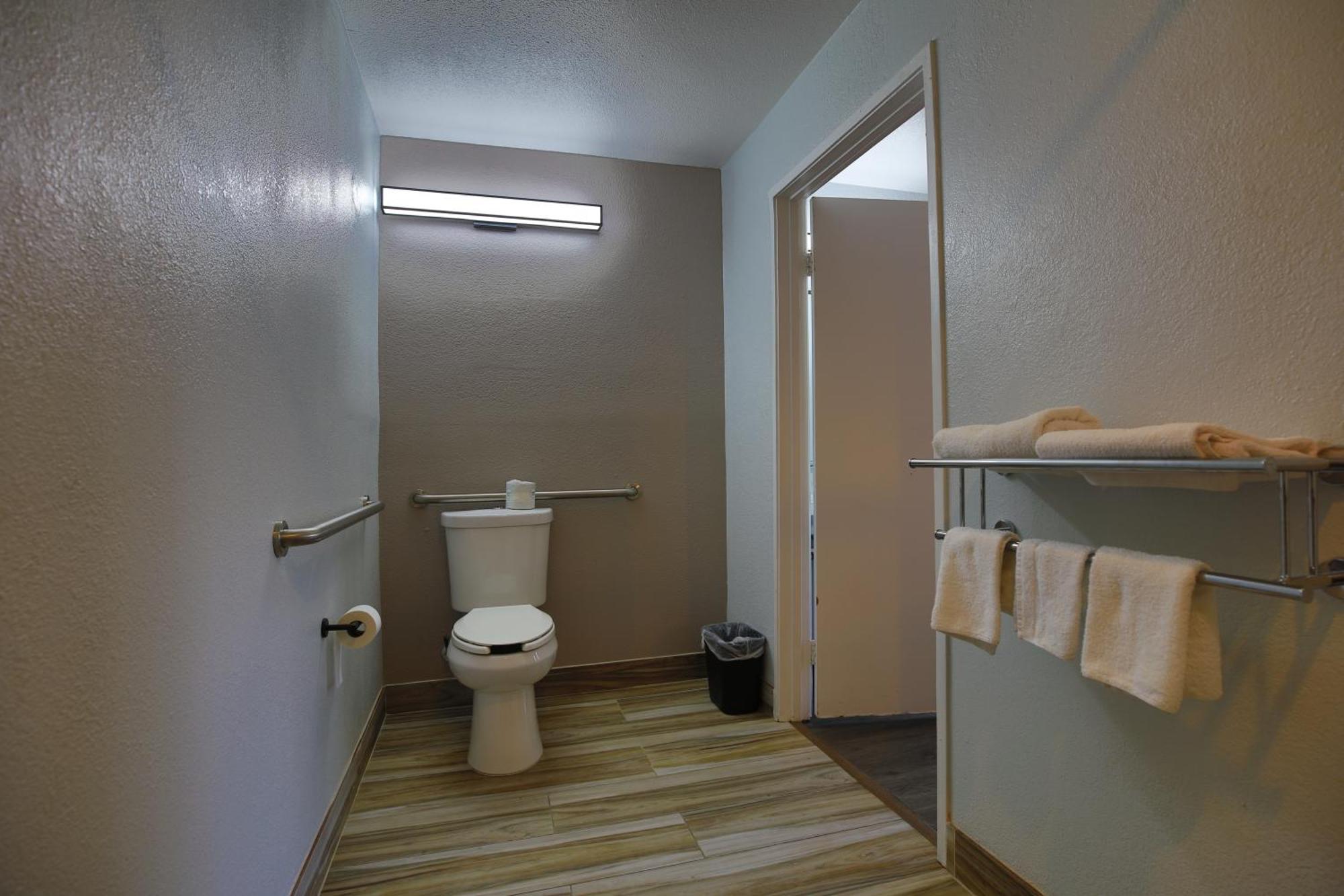Queen Room Disability Access Roll Shower,1548128839:JPEG