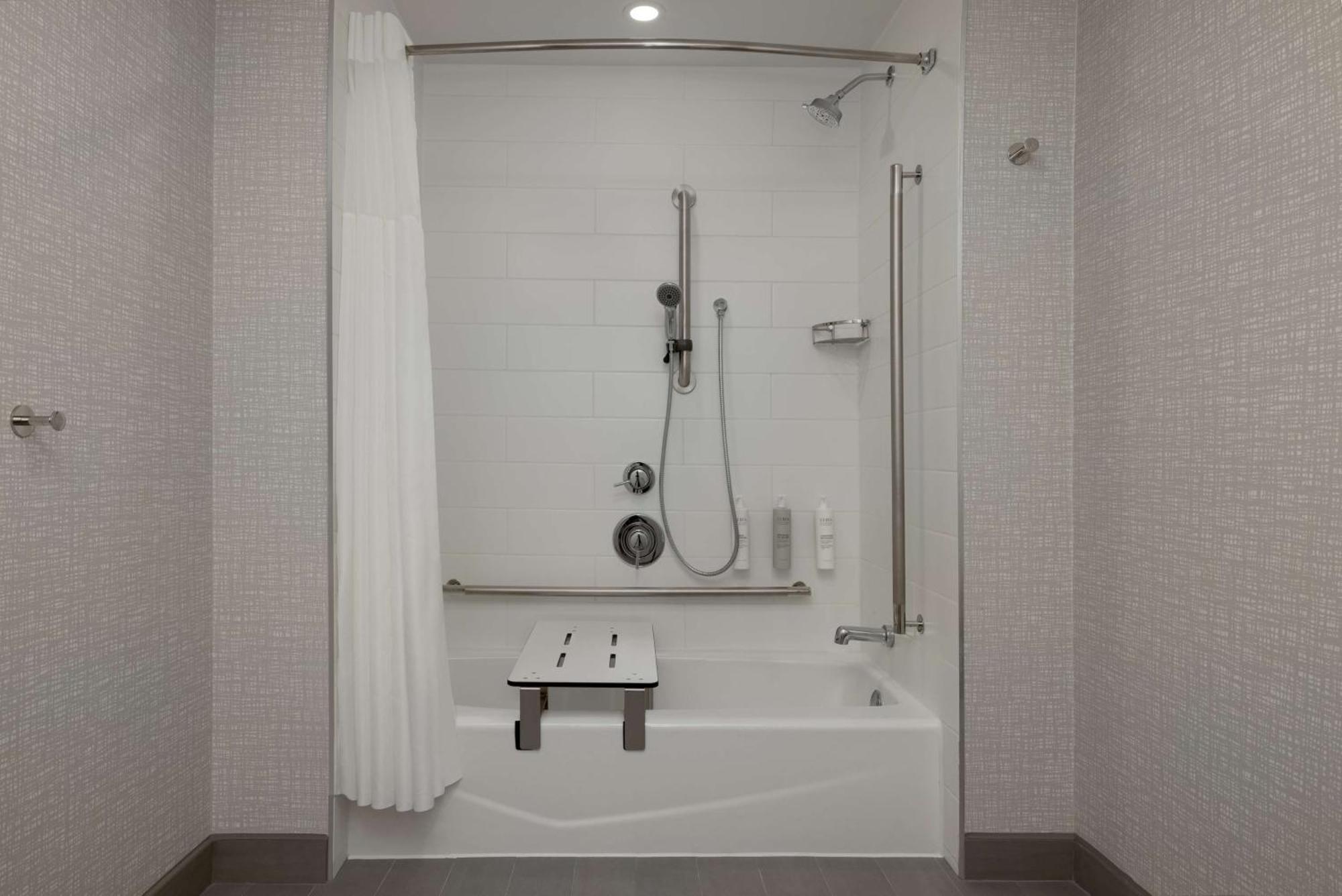Chambre Lit King-Size avec Baignoire - Accessible aux Personnes à Mobilité Réduite