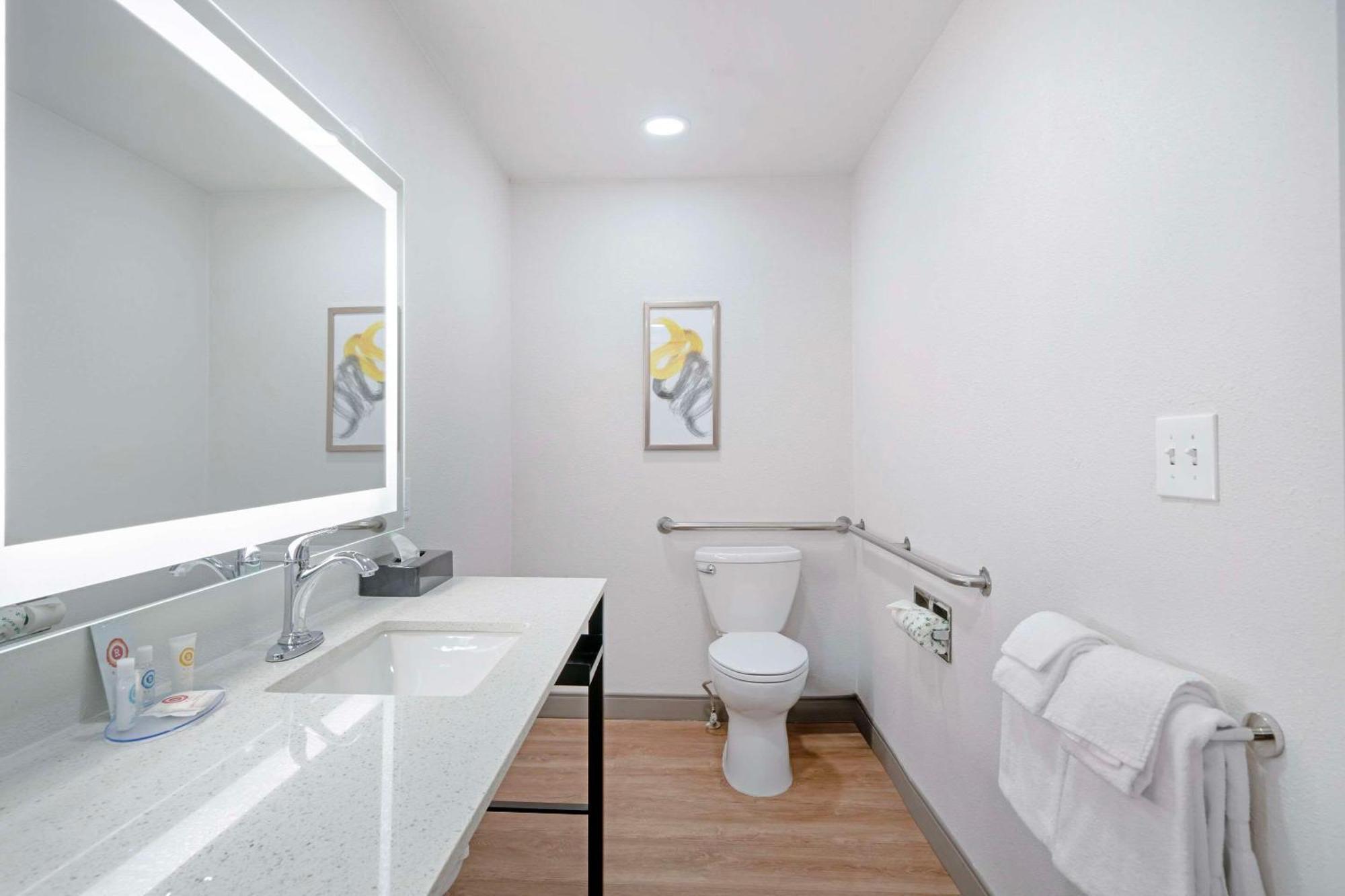 Efficiency Queen Room with Two Queen Beds - Mobility Accessible, Accessible Tub/Non-Smoking