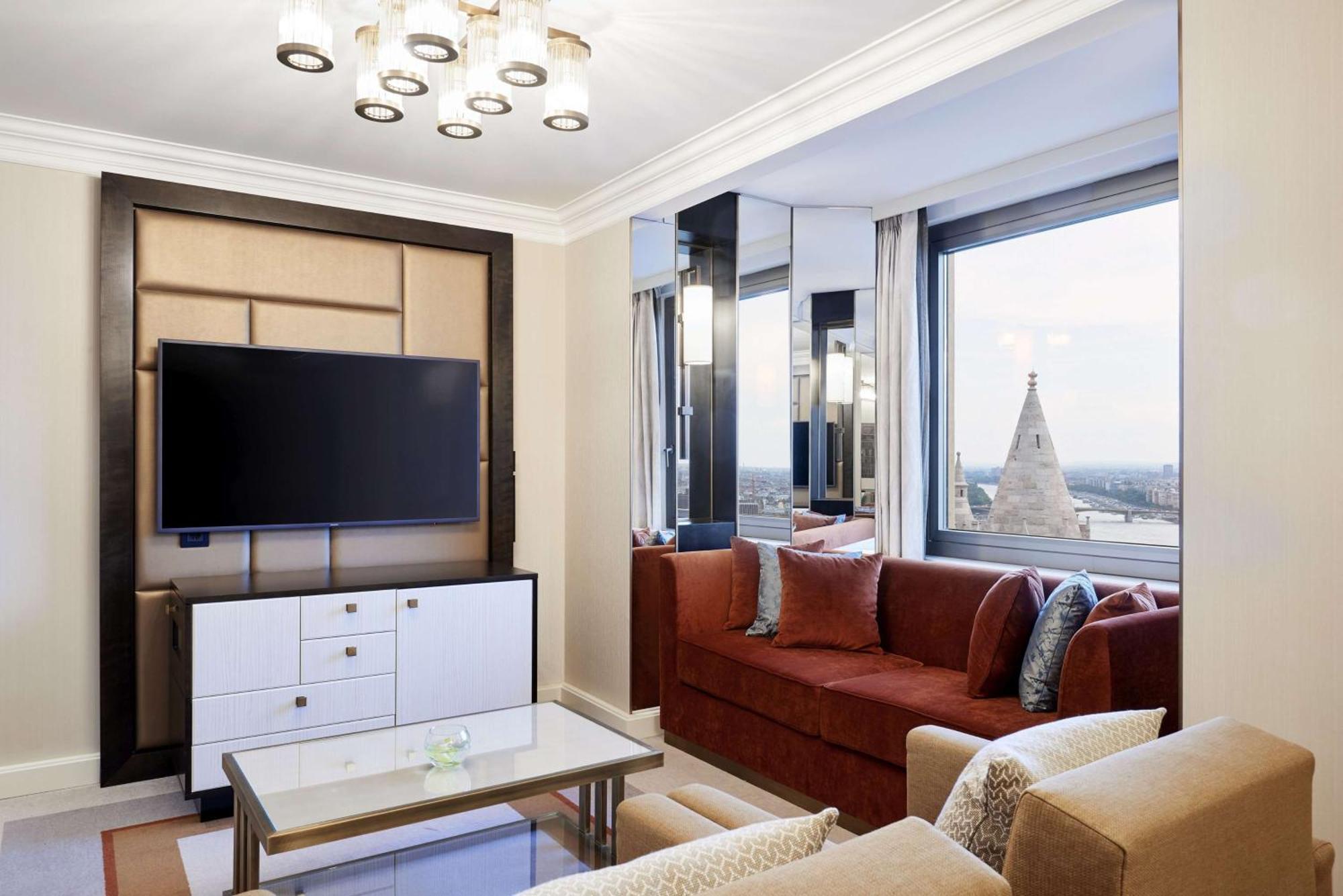 Junior Suite mit Kingsize-Bett und Blick auf die Donau