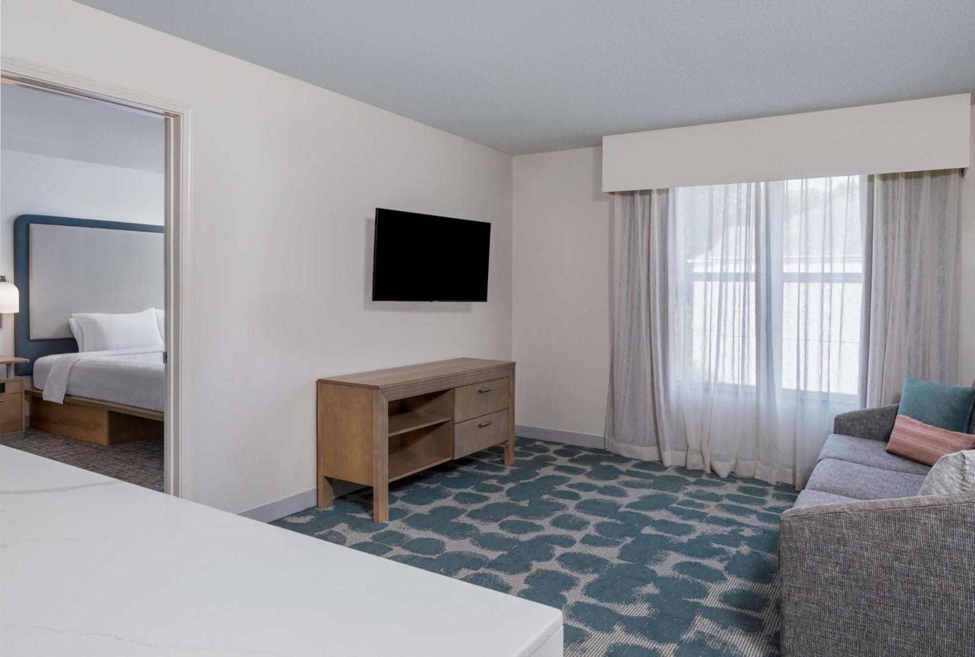 Two Bedroom Suite One King Two Queen Beds Non-Smoking,1543734997:JPEG