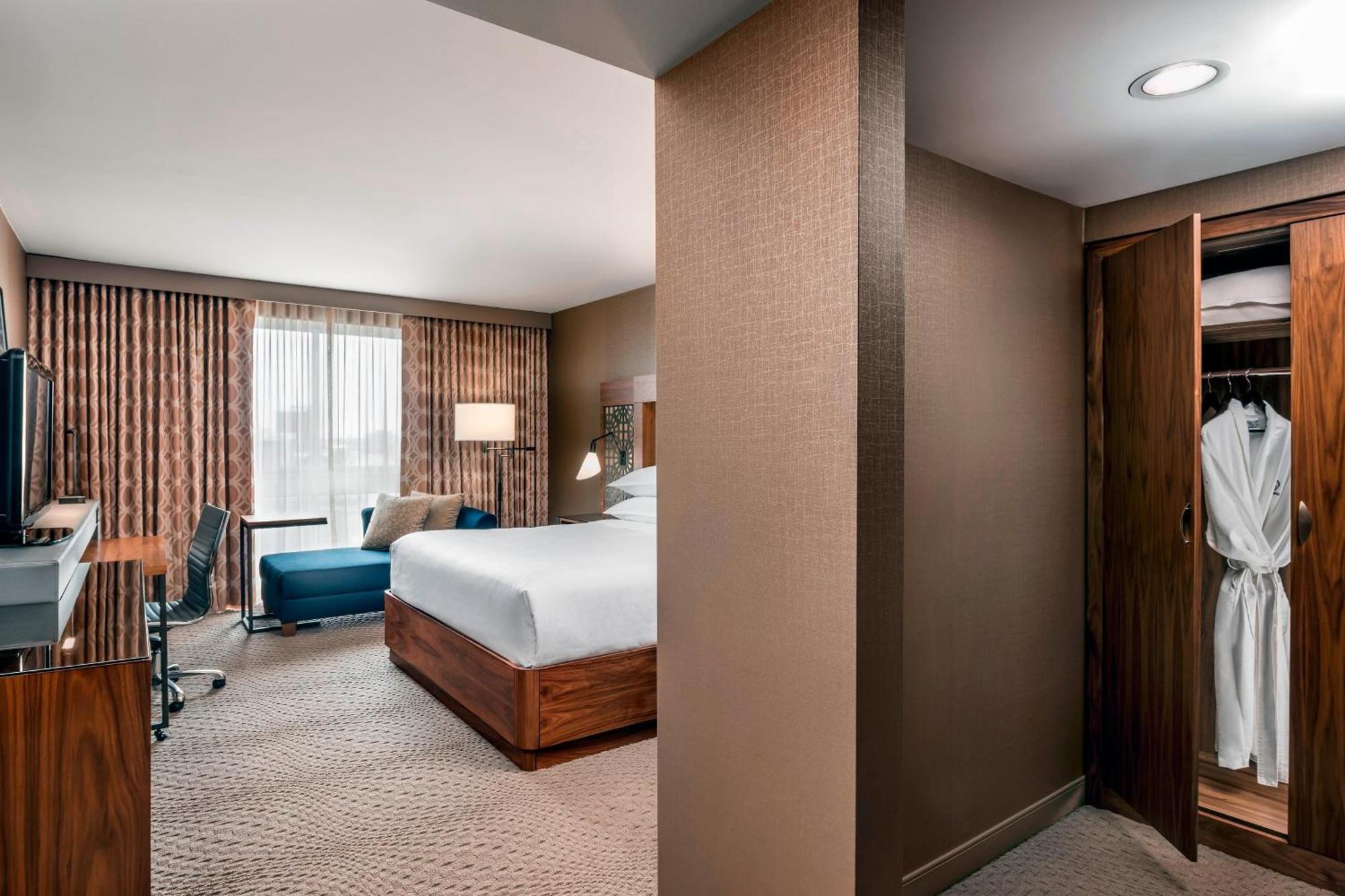 Larger Guest room, 1 King, Golf view, High floor,1543779088:JPEG