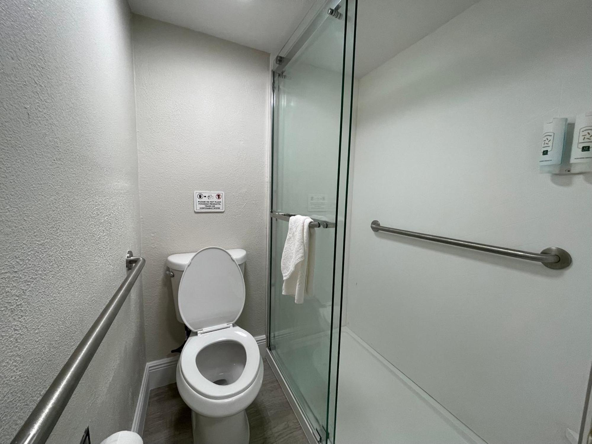Large Quadruple Room with Two Queen Beds and Whirlpool - Non Smoking/Ground floor/Exterior Corridor