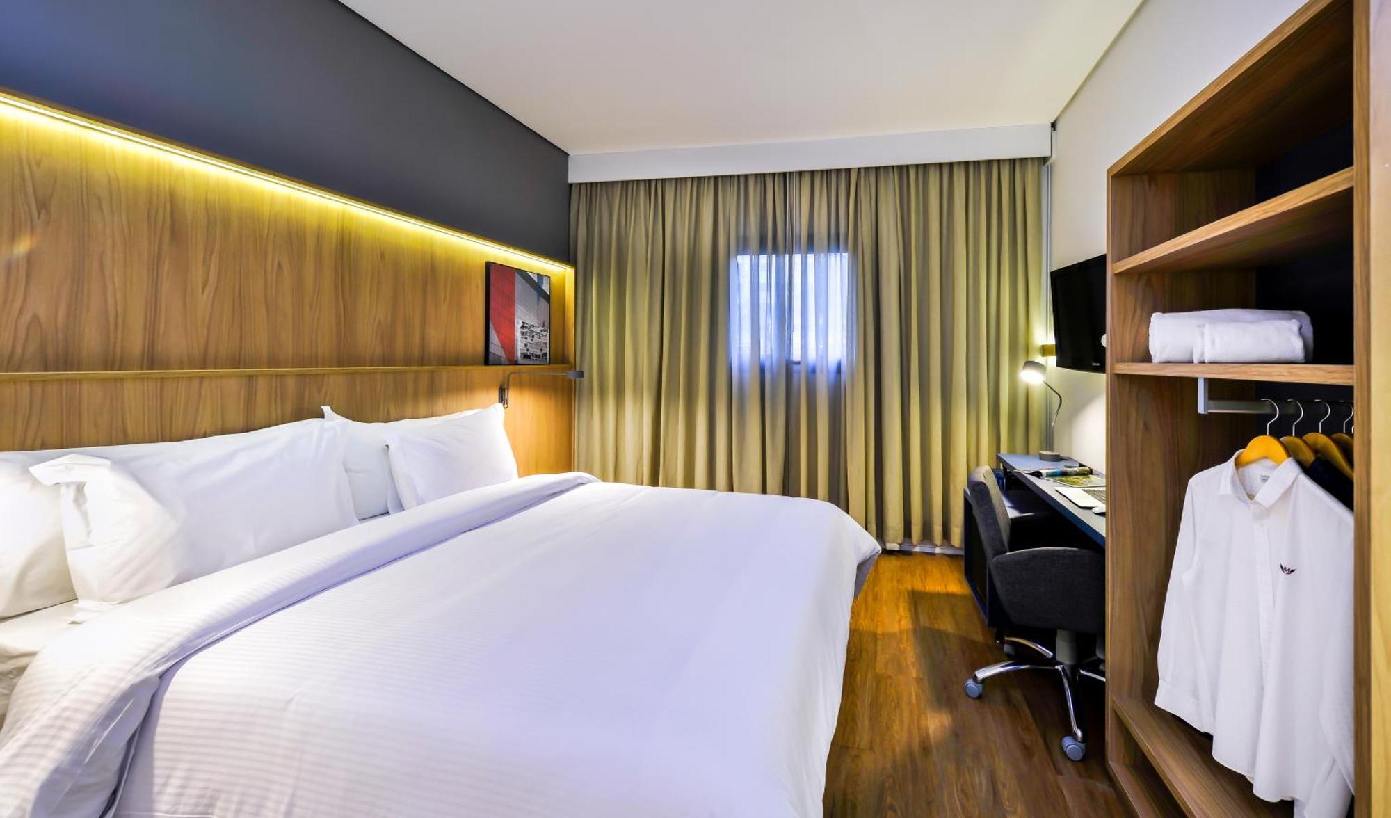 Queen Room with Roll-in Shower - Mobility Accessible,1544111533:JPEG
