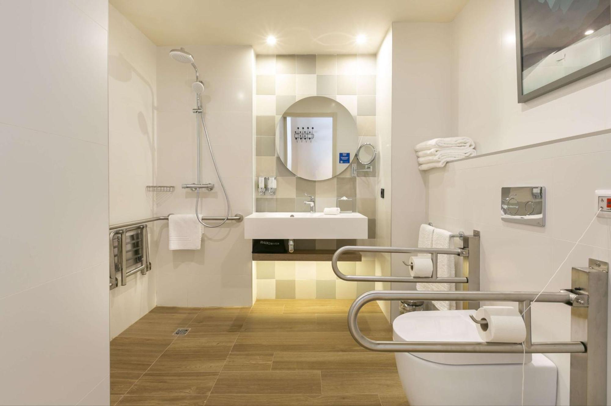 Habitación con cama grande adaptada para personas de movilidad reducida