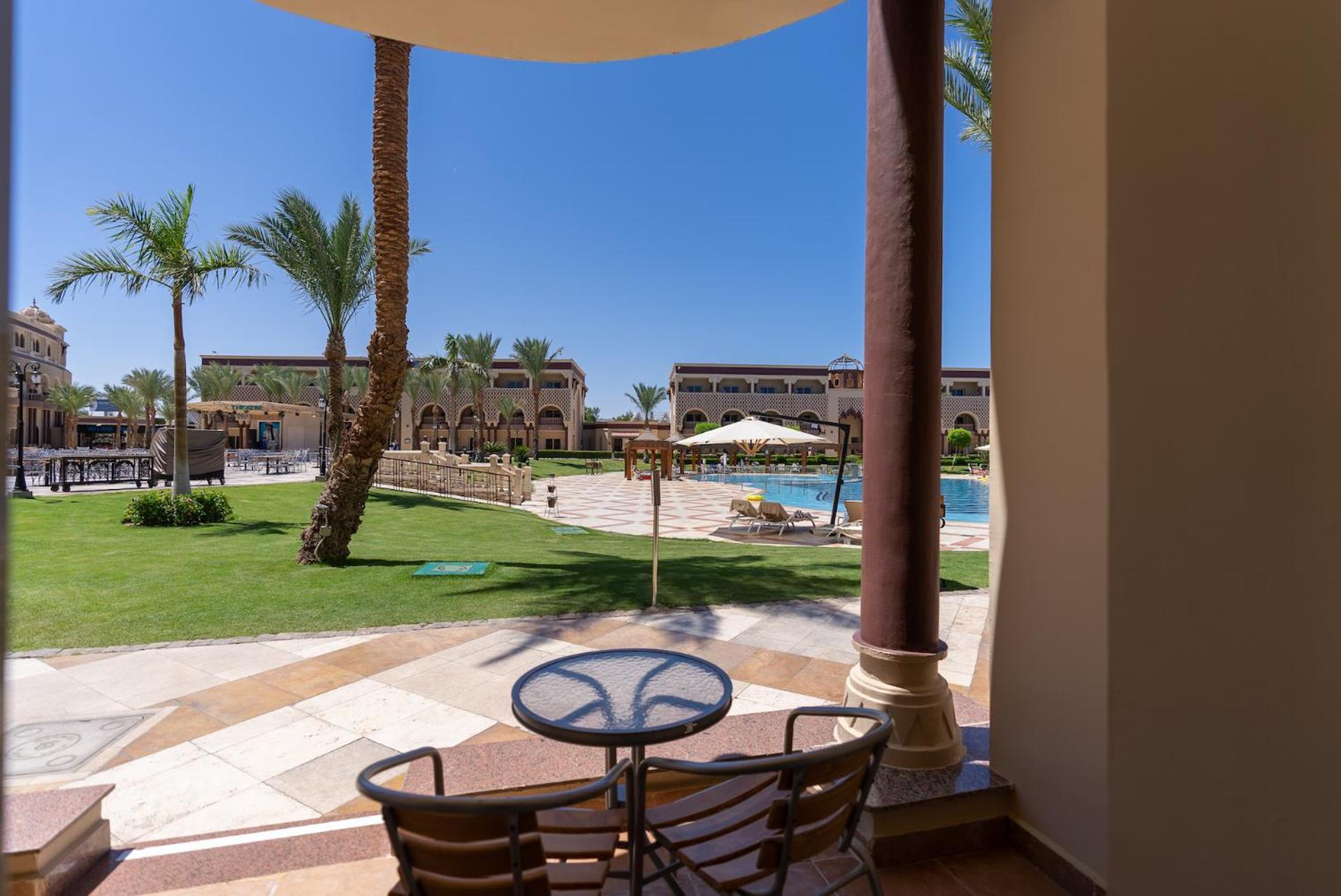Familiensuite mit Poolblick