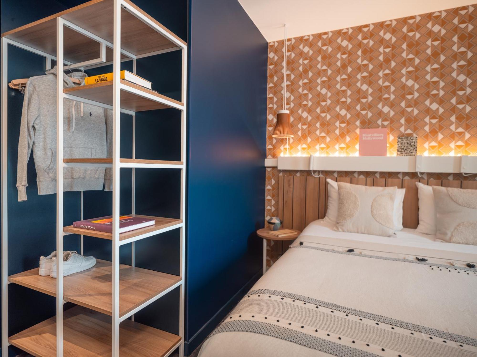 Quarto Triplo com 1 Cama de Casal e 1 Sofá-cama